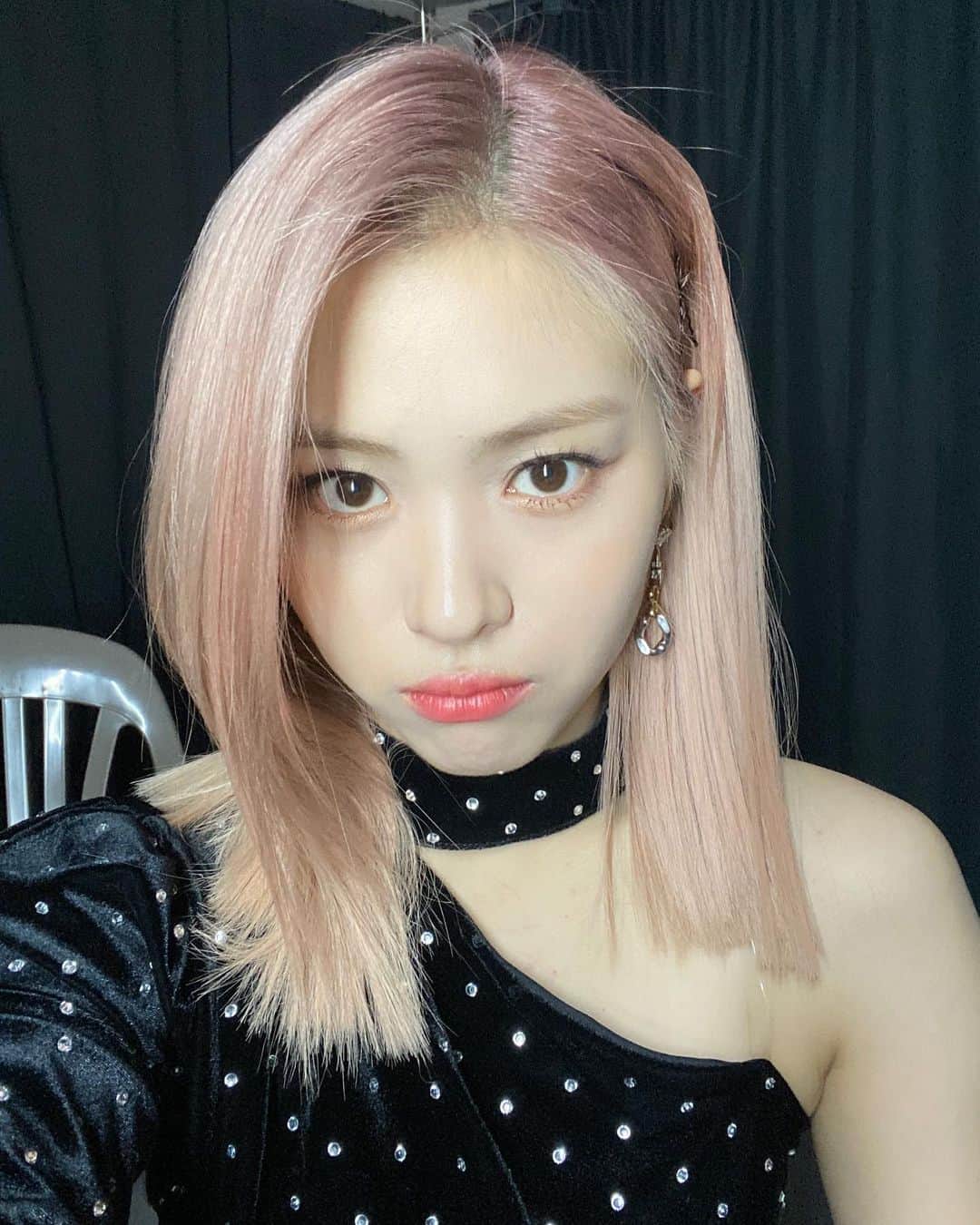 ITZYさんのインスタグラム写真 - (ITZYInstagram)「Last Christmas 🖤 and Last last Christmas 🤍💙」12月1日 18時33分 - itzy.all.in.us