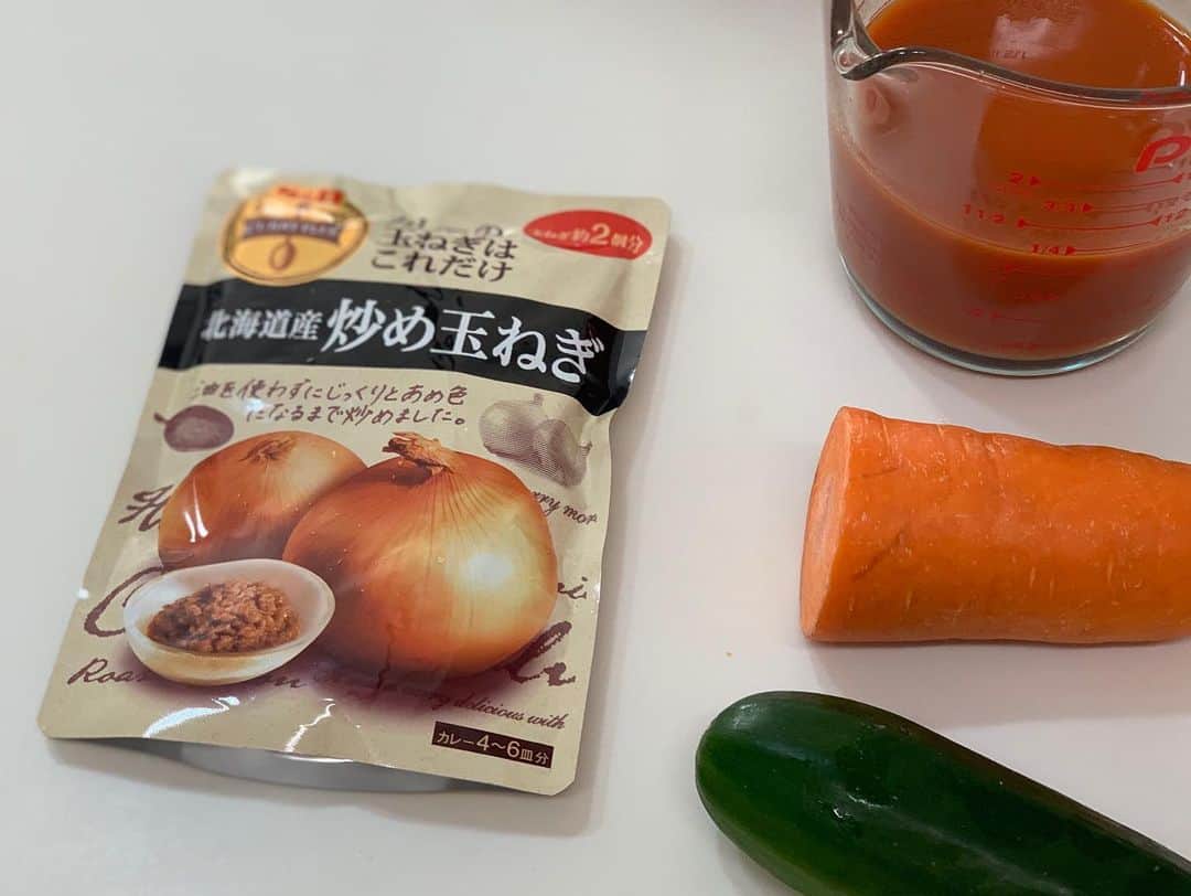 maki ogawaさんのインスタグラム写真 - (maki ogawaInstagram)「こんばんは。  #エスビーカレーアンバサダー  を務めさせていただいております。  今日の晩ご飯です。  ●ブリの生姜照り焼き ●わかめサラダ ●ほぐしブリと胡瓜、卵サラダ ●切り昆布と干し椎茸の炒め煮 ●残り野菜のミネストローネ風 です。  ミネストローネ風スープ には @sbfoods.official エスビー食品　　の 『北海道産　炒め玉ねぎ』 を使いました。  見事な飴色でした✨✨✨  半端なひき肉　 & 残り野菜 (椎茸、人参、ズッキーニ、大根) をよく炒めて、 トマトジュースを加えて 野菜が柔らかくなった後に 『北海道産　炒め玉ねぎ』 を加えました。  スープが甘い！ 飴色玉ねぎのおかげですね✨✨ カレーを作る時だけでなく、 ハンバーグにも使えるそうです。  これはリピしたい💕  せっかくの美味しいスープなのですが、 我が家には 適当なスープカップがありません💦  先日、#益子陶器市 (web) @mashiko_tokiichi_studio で 買った素敵なスープカップが 明日届くそうなので また明日、素敵なカップで写真を撮りたいと思います。」12月1日 18時36分 - cuteobento