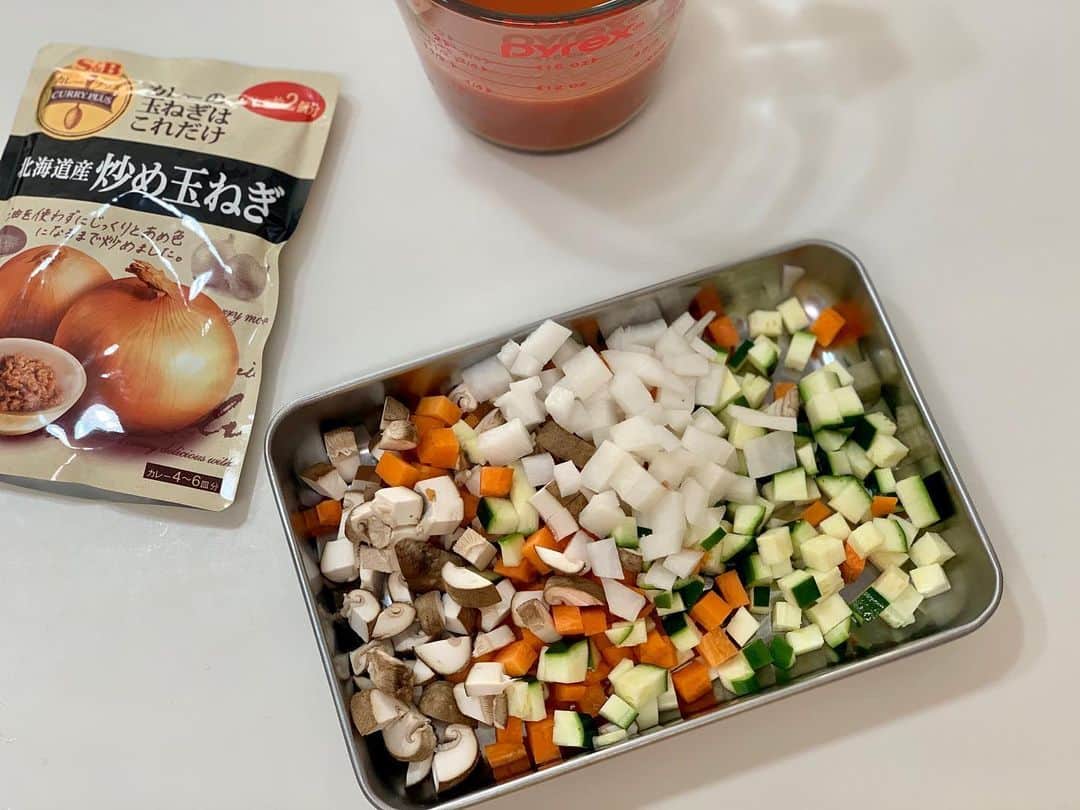 maki ogawaさんのインスタグラム写真 - (maki ogawaInstagram)「こんばんは。  #エスビーカレーアンバサダー  を務めさせていただいております。  今日の晩ご飯です。  ●ブリの生姜照り焼き ●わかめサラダ ●ほぐしブリと胡瓜、卵サラダ ●切り昆布と干し椎茸の炒め煮 ●残り野菜のミネストローネ風 です。  ミネストローネ風スープ には @sbfoods.official エスビー食品　　の 『北海道産　炒め玉ねぎ』 を使いました。  見事な飴色でした✨✨✨  半端なひき肉　 & 残り野菜 (椎茸、人参、ズッキーニ、大根) をよく炒めて、 トマトジュースを加えて 野菜が柔らかくなった後に 『北海道産　炒め玉ねぎ』 を加えました。  スープが甘い！ 飴色玉ねぎのおかげですね✨✨ カレーを作る時だけでなく、 ハンバーグにも使えるそうです。  これはリピしたい💕  せっかくの美味しいスープなのですが、 我が家には 適当なスープカップがありません💦  先日、#益子陶器市 (web) @mashiko_tokiichi_studio で 買った素敵なスープカップが 明日届くそうなので また明日、素敵なカップで写真を撮りたいと思います。」12月1日 18時36分 - cuteobento