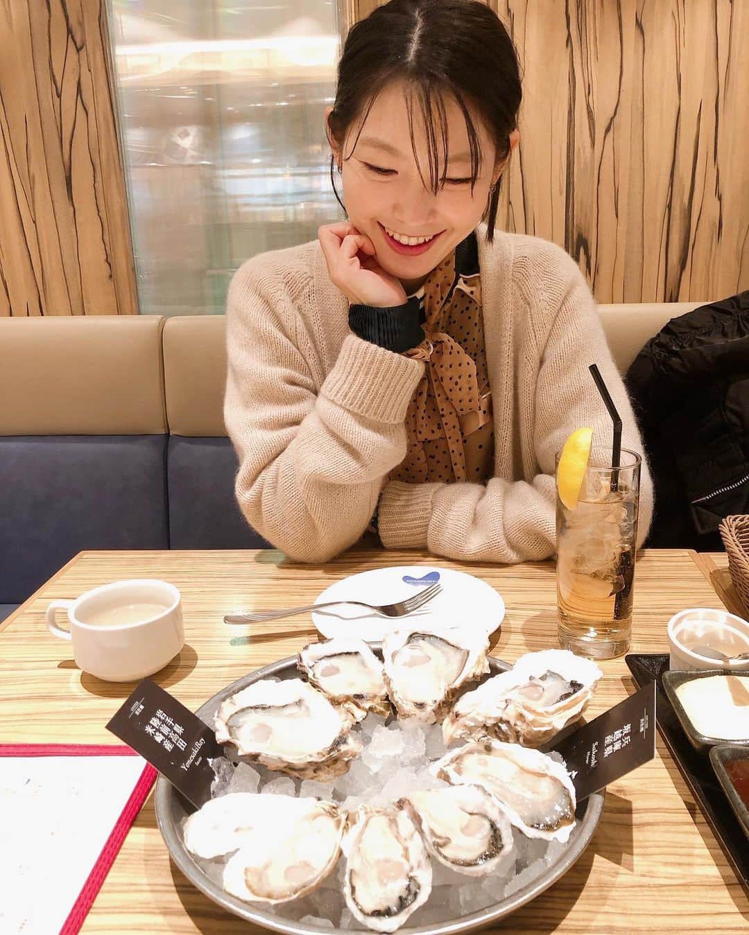 のインスタグラム：「12月！冬だ！牡蠣だ〜‼︎‼︎🦪♡♡♡ ・ #牡蠣好き #굴 友と2人で50個近くの牡蠣食べました🦦💛」