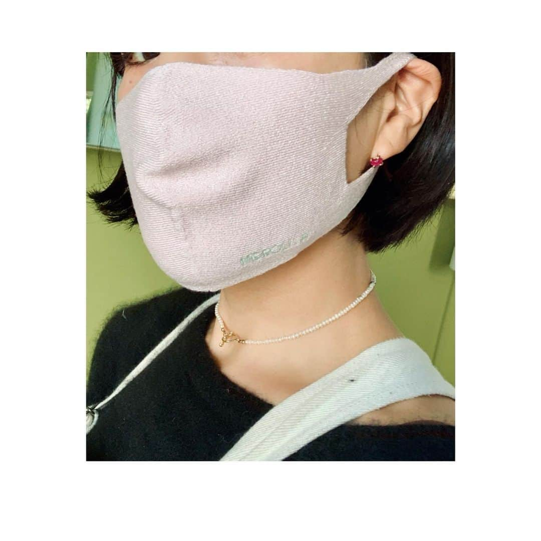 早坂香須子さんのインスタグラム写真 - (早坂香須子Instagram)「NEROLILA Botanica  SILK BIHADA MASK  真珠/しんじゅ＝真珠のように柔らかなアイボリーホワイトは、トーンアップベースのように肌を一段明るく見せてくれる。絹の艶はハイライトがわり。  薄葡萄/うすぶどう＝くすみを消すラベンダー色のトーンアップベースような効果。くすみが気になる時に。  青磁/せいじ＝肌の赤みを消してくれる色。赤みを弱めて透明感を出したい時に。アイカラーのような遊び色として取り入れても素敵。  支子/くちなし＝肌に凹凸を与えるコントゥアリング効果。昨年からブームの途絶えないイエローベージュ系リップのように纏えるダントツオシャレ色。  桜鼠/さくらねず＝顔色が冴えないときに血色を与えるチーク&リップカラー。ほんのり蒸気したような色気もオン。  5色展開 明日の10時から シンシアガーデンwebと店頭で数量限定で発売です💕  シルクの美容的効果、銅シートの抗菌効果、絹の美しい色となめからな艶を纏うことで、美容の延長やメイクをするように選んでいただけましたら幸いです。  @nerolilabotanica_official  @sincere_garden   #シルクマスク #nerolilabotanica  #ネロリラボタニカ  #シルクビハダマスク #silkbihadamask  #シルクニットマスク #みんなにマスク荒れなんてさせない #保湿効果#速乾マスク #美肌マスク #12月2日午前10時より発売 #数量限定品のため各色お一人様2色までとさせて頂いております。」12月1日 18時36分 - kazukovalentine