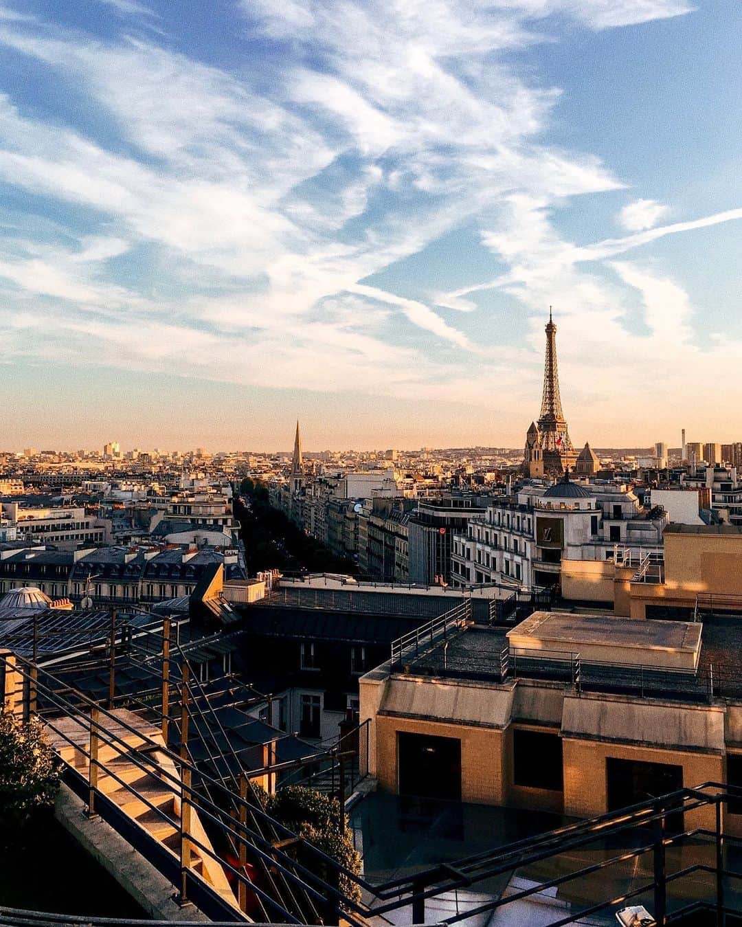 NICOLAS SIMOESのインスタグラム：「Shooting location & Morning lights ☀️✨」