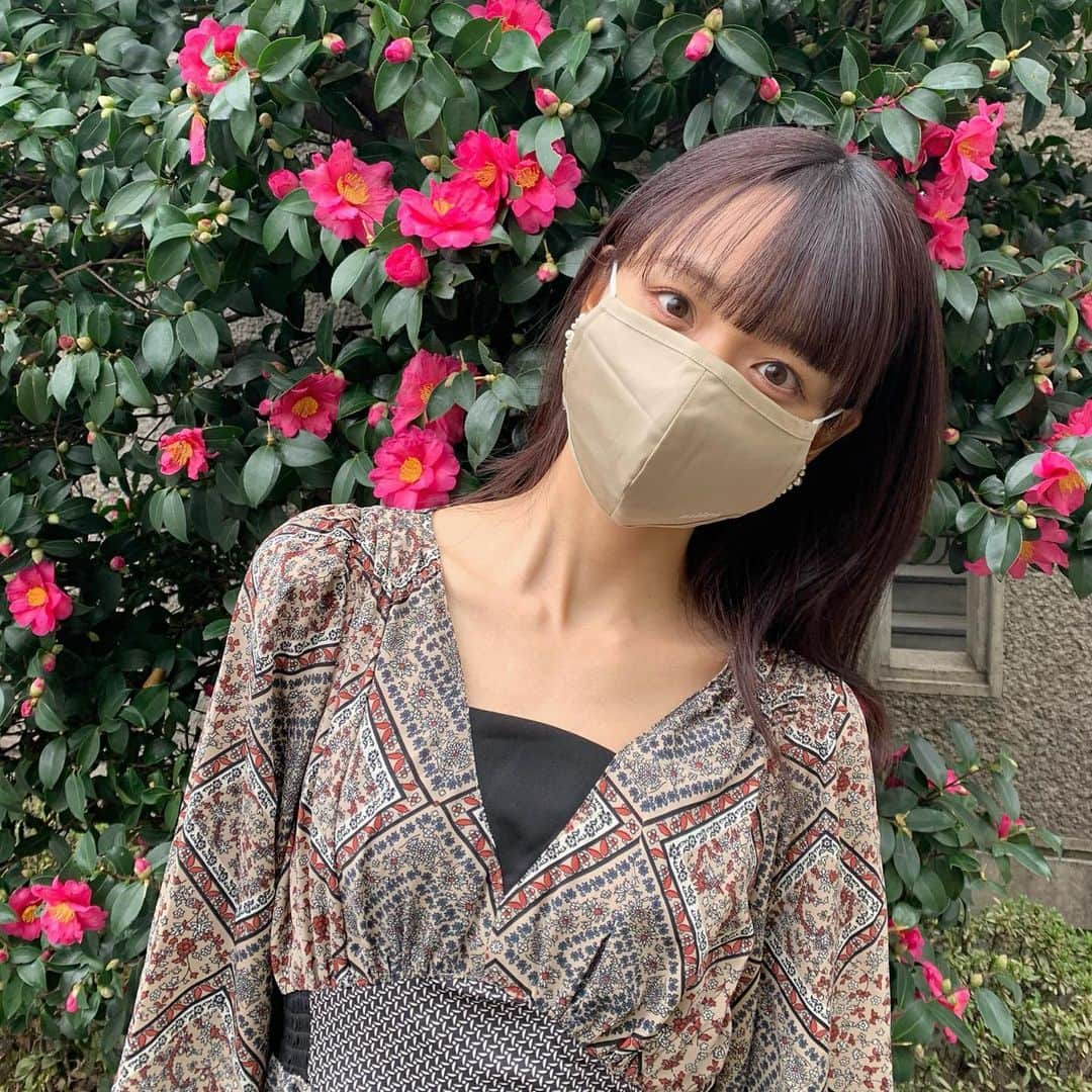 宮崎由加さんのインスタグラム写真 - (宮崎由加Instagram)「new item💐﻿ ﻿ ﻿ 本日17:00に販売が開始されたばかりの﻿ @adira_tokyo のマスクを付けました❤︎﻿ ﻿ 2色セットでベージュとライトグレー👢🦭﻿ ﻿ 男性も女性も使ってもらえるように﻿ 耳の部分は自分で結べる仕様にしました！﻿ ﻿ サイズ感はよくある普通のマスクと同じ大きさ。﻿ 小さめサイズではないです😙﻿ ﻿ その日のコーディネートに合わせて﻿ ぜひ使ってみてください🥳﻿  私はこれから夜ご飯を食べます〜。 今日はチゲスープにしました。 辛いのいつの間にか大好きになったんだ〜  ﻿ #宮崎由加 #adira  #adira_tokyo  #アディラ　 #マスク」12月1日 18時38分 - yuka_miyazaki.official