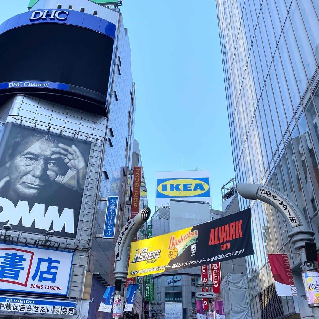 run+さんのインスタグラム写真 - (run+Instagram)「2020.11.30 シナモンとキャンドルの香り押し寄せる オープン日の#渋谷イケア  世界初7階建てのIKEA  大好きなサーモンのディルと電球がいつでも🛍  ストックのサーモンのディルは近いうちに食べちゃお #😋 買ったのは特によく使うイースタード2種類  また新しい渋谷の景色 #HelloNeoShibuya #SibuyaFuture  #渋谷 #IKEA #イケア #SHIBUYA  #ランニング好きな人と繋がりたい #ランニング好きでIKEA好きな人と繋がりたい #ランニング好きで楽しいこと好きな人と繋がりたい #ランニング好きでミーハーな人と繋がりたい #ランニング好きでイベント好きな人と繋がりたい #ランニング好きでアパレル大好きな人と繋がりたい  @runplus #aday」12月1日 18時49分 - runplus