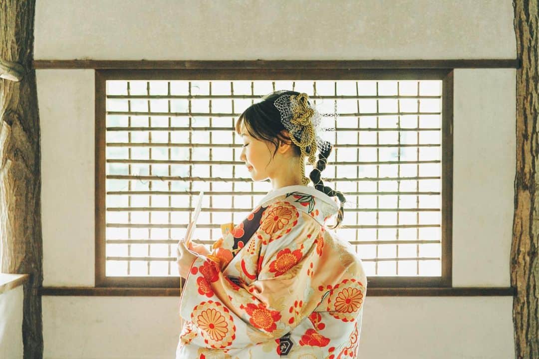 オテル・ドゥ・ミクニ(ウェディング)公式のインスタグラム：「＊○＊○＊○＊○＊○＊○＊○＊○ 小石川後楽園での、 和装前撮り👘 ＊ お着物に合わせた ヘアスタイルが ご新婦様に とてもお似合いです😍 ＊ #東京#レストラン#レストランウェディング#ミクニ#mikuni#三國清三#三國シェフ#美食#料理重視#おもてなし婚#ウェディング#ウェディングフォト#ブライダルフェア#ナチュラルウェディング#一軒家レストラン#フランス料理#旬の食材#大人婚#上質婚#結婚式#緑 #前撮り#小石川後楽園 #ロケーションフォト #アットホームウェディング #weddingphotography」