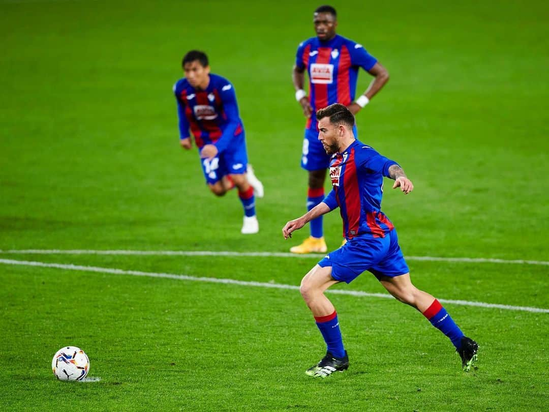 セルジ・エンリクのインスタグラム：「Muy contento por la gran victoria, +3!!!!! @sdeibar ♥️  Inoiz baino indartsuago!!!😉」