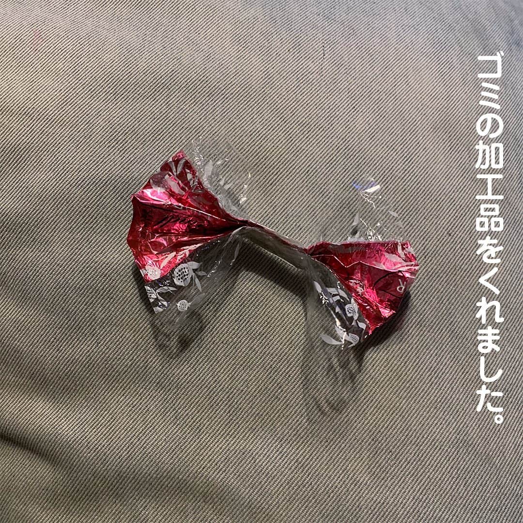 つむぱぱさんのインスタグラム写真 - (つむぱぱInstagram)「・ ・ ・ さっき食べていたチョコレートのお菓子の包み紙でつくったリボンで、ラーメンの一件をチャラにしようとしていました。 ・ #4歳 #娘 #マンガ」12月1日 18時44分 - tsumugitopan