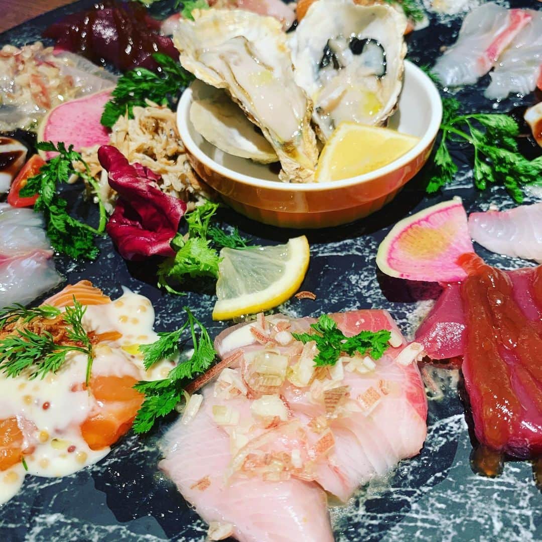 魚金さんのインスタグラム写真 - (魚金Instagram)「タベルナウオキン京橋店の前には 立派なツリーが ライトアップされました🎄 一気に12月の雰囲気ですね  銀座線京橋駅直結　 エドグラン京橋一階にあります。 是非お越しください  銀座からも東京駅八重洲口からも 歩いてすぐです！  #魚金 #銀座ディナー#京橋ランチ #八重洲グルメ #ライトアップ綺麗 #雰囲気作り #イタリアンバル」12月1日 18時44分 - uokin_koho