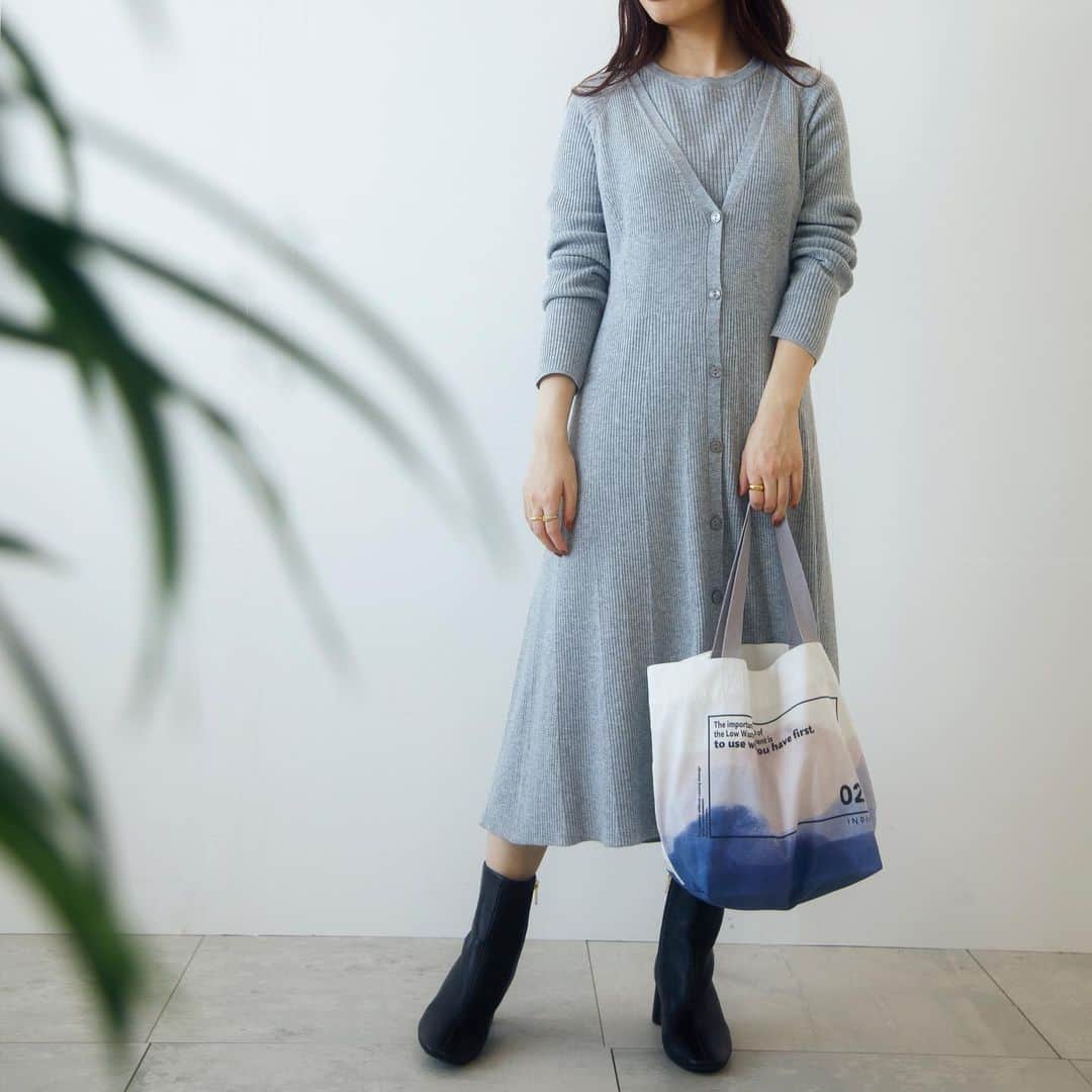 INDIVIのインスタグラム：「- original eco bag -﻿ ﻿ ﻿ 今となってはショッピングに欠かせないエコバッグ。﻿ INDIVIらしい寒色系カラーの水彩プリントに、エコに向けたメッセージをシャープな雰囲気になるようデザインしました。﻿ カジュアルなスタイリングにはもちろん、バッグのカラーと合わせるコーディネートも統一感が出ておすすめです！﻿ ﻿ ﻿ ✴︎bag(large).¥4,290(税込)﻿ ✴︎no.127-01110﻿ ﻿ ✴︎bag(small).¥3,190(税込)﻿ ✴︎no.127-01111﻿ ﻿ ﻿ #INDIVI﻿ #インディヴィ」