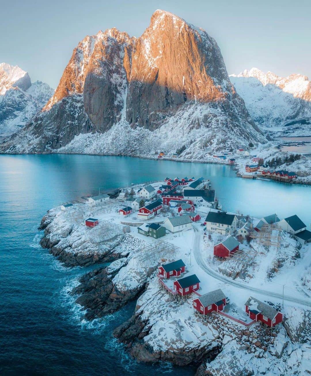 Canon Photographyさんのインスタグラム写真 - (Canon PhotographyInstagram)「Beautiful scenes in Norway  Photography // @ryanresatka  Curated by @henry.nathan  #norway #lofoten #winter #blue #village」12月1日 18時45分 - cpcollectives