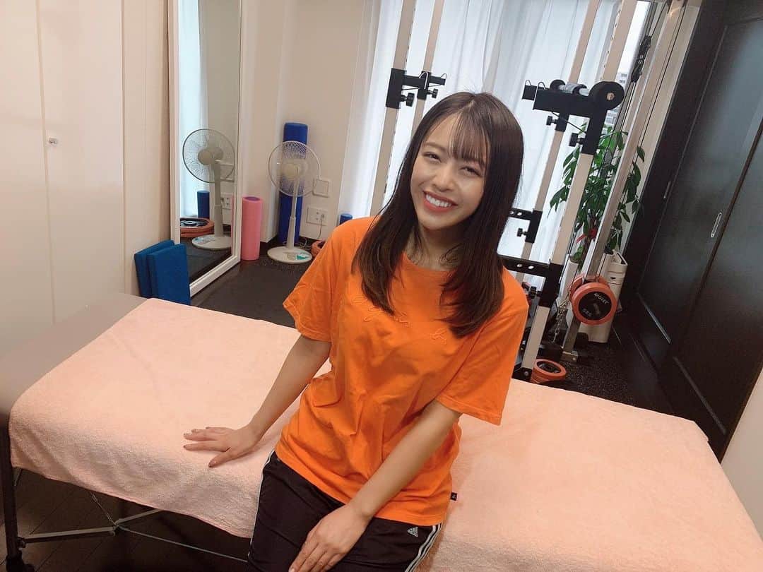 のインスタグラム：「感動したゴッドハンド🥺  コンディショニングトレーナーの 道田さん @michida_tomohito の所へ✨  私の肩こりが本当にひどくて、 悩んでいたところご縁があり お邪魔することになったんですが 肩こりはもちろん、自分が気付かなかった 身体の悩みや心身のストレスまで 全てを見抜いてすっと軽くして下さって、 終始感動で鳥肌が立ちっぱなしだった😳💓  ４枚目の動画はごく一部なのですが スクワットをした時に、 重さに耐えられない原因を分かりやすく教えて下さり その場ですぐに解決😳❣️ 男性の全体重での負荷がかかっても びくともしなくなりました(๑°o°๑)  （右側は調整していただいた後なので耐えてます、 最初は両足ともふにゃふにゃだったww）  普段は完全紹介制で予約困難とのことですが 気になる方がいたらぜひ @michida_tomohito さん宛にDMしてみて下さい📩  終わった後、びっくりするくらい身体が軽くて 表情も別人かのように明るくなった😳❣️ 定期的に道田さんの施術を受けないと 落ち着かない気持ち物凄く分かりました😂✨  マスク、靴下着用でしっかりと換気もして下さるので コロナ対策もばっちりです🙆‍♀️💗  #五反田#不動前#パーソナルトレーニング #コンディショニング#お子様同伴ok #ペット同伴可#肩こり解消#姿勢改善」