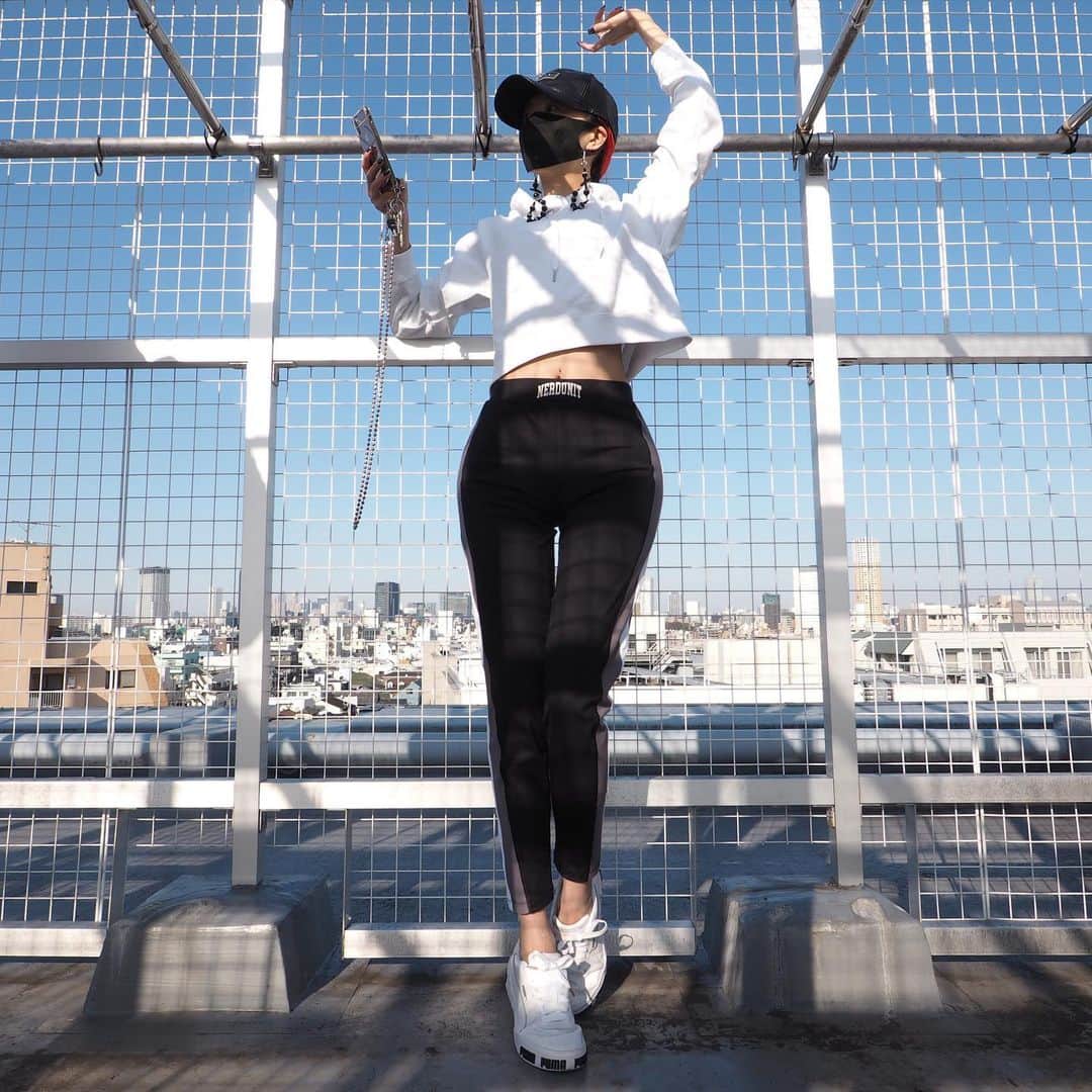 si ouxのインスタグラム：「体内時計パリジェンヌを矯正するには、日中の散歩がいいと聞いて。近所徘徊してても自然な服装。(だよね？)﻿ 尻じゅばんが際立つ！﻿ ﻿ #きょうの太陽浴﻿ ﻿ ﻿ pants #nerdunit @nerdunit #pr cap #muze_tokyo ﻿ hoodie #calvinklein ﻿ shoes #puma #pumacali ﻿ ﻿ ﻿ ﻿ ﻿ ﻿ ﻿ ﻿ #selfportrait #自撮り #セルフポートレート #olympus #epl7 #olympuspen #olympusepl7 #mzuikodigitaled9_18mm #selfie #selfies #redhair #redhaircolor #redhaired #赤髪 #レッドヘアー」