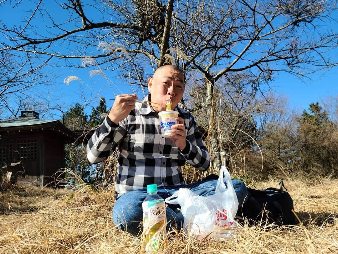 松本康太さんのインスタグラム写真 - (松本康太Instagram)「『山で食べるカップヌードルは格別なのです♪』今日はハローケイスケさんとピスタチオ小澤くんと一緒に高山不動尊へ里山ウオーキングにいきました(^o^)/　気持ち良かった！  #関八州見晴台 #ウオーキング #健康ウォーキング #ウォーキング #トレッキング #カップヌードル #カップラーメン #シーフードヌードル #レギュラー松本ウォーキング探検隊 #あるある探険隊 #ピスタチオ小澤 くん#ハローケイスケ さん#レギュラー松本 #絶品グルメ#高山不動尊」12月1日 18時47分 - aruarutankentai.matsumoto