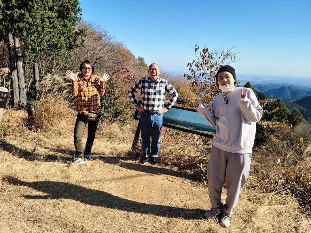 松本康太さんのインスタグラム写真 - (松本康太Instagram)「『山で食べるカップヌードルは格別なのです♪』今日はハローケイスケさんとピスタチオ小澤くんと一緒に高山不動尊へ里山ウオーキングにいきました(^o^)/　気持ち良かった！  #関八州見晴台 #ウオーキング #健康ウォーキング #ウォーキング #トレッキング #カップヌードル #カップラーメン #シーフードヌードル #レギュラー松本ウォーキング探検隊 #あるある探険隊 #ピスタチオ小澤 くん#ハローケイスケ さん#レギュラー松本 #絶品グルメ#高山不動尊」12月1日 18時47分 - aruarutankentai.matsumoto