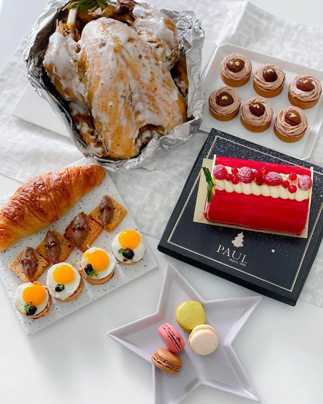 Little Miss Bento・Shirley シャリーのインスタグラム：「It’s December already!? Early Christmas feasting with my parents.   I really enjoyed the wild mushroom tart with quail egg and truffle; the pineapple & sriracha ham and most definitely their Mont Blanc tarts. Thank you @paulbakerysg for sending them over!!」