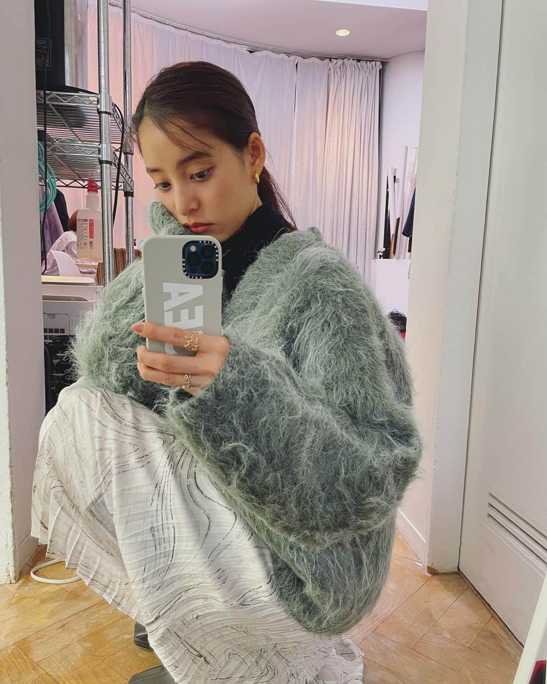 新木優子さんのインスタグラム写真 - (新木優子Instagram)「私服 turtlenecktops : @throw_by_sly  knit cardigan : @perverze_official  skirt : @snidel_official  shoes : @throw_by_sly  earring : @knowhowjewelry × @throw_by_sly   #diorjoaillerie   ＊撮影の時だけマスク外しています🙇🏻‍♀️✨」12月1日 18時53分 - yuuuuukko_