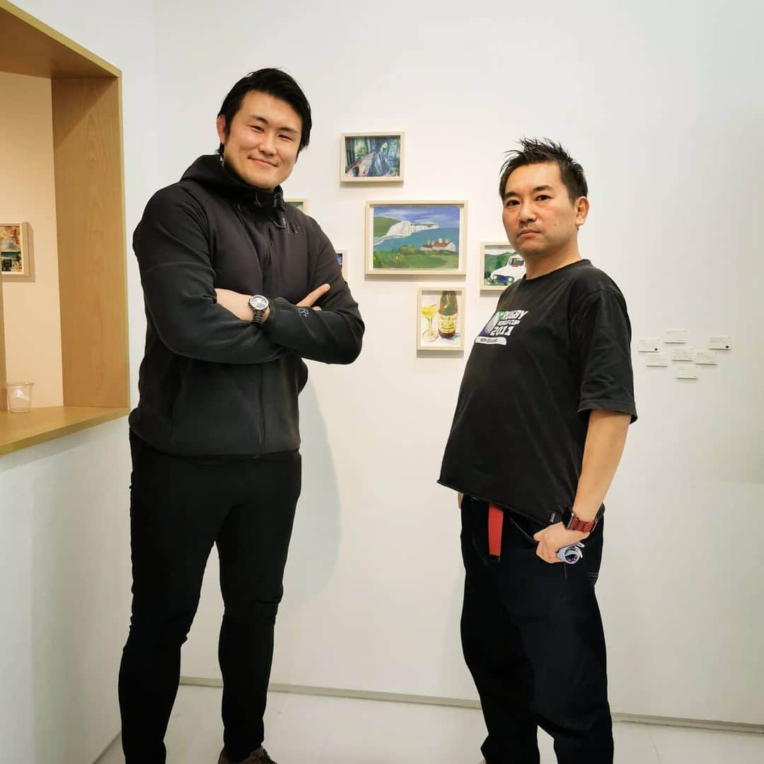 真壁伸弥さんのインスタグラム写真 - (真壁伸弥Instagram)「貴島さんのおかげで、様々な勉強をさせていただきました。 コミュニティの教科書の河原あずさんに勉強会をしていただいて（もちろんオールフリー）から（もちろんプレモル）からの渋谷探索。  デザイナーの瀬津勇人さんとドリンク（もちろんプレモル）。 できてラグビー話。 写真は、思い出のブライトンの近所のセブンシスターズの景色。お酒の話やジョージアの昔話は最高でした。 僕も世界一周したいなぁ 渋谷ヒカリエで個展してます。 いい味です。 是非に。  #コミュニティづくりの教科書 #東急 #東京カルチャーカルチャー #世界一周 #HDesignUnited #ラグビー #ラグビー日本代表 #makaway」12月1日 18時54分 - makaberian5