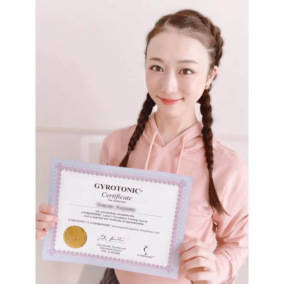 妃白ゆあさんのインスタグラム写真 - (妃白ゆあInstagram)「GYROTONIC®︎ アプレンティストレーナーの資格を取得しました😊🏵﻿ ﻿ ずっとお勉強してたのは、こちらでした🙌🏻✨﻿ ﻿ ﻿ 資格が欲しいというよりは、﻿ 自分の身体を変えたい、もっと良い動きにしたいと色んなことを試している時に、これならずっとコンプレックスだった自分のウィークポイントを変えることが出来るんじゃないか...そう思ったのが私はジャイロトニックでした。﻿ ﻿ sessionに通う度に、身体が軽くなり、まるで整体を受けた後のように身体が整って動きやすくなり、細かな筋肉が意識し易くなったり、可動域が広がりダンスは勿論、身体のバランスが整う為か歌にもとても良い作用が出てきて。﻿ ﻿ お世話になってる先生の勧めもあり、もっと詳しく知りたい！！の思いで、資格のコースに進みました💓﻿ ﻿ ﻿ ジャイロトニックは、在団中から何度が受けたりはしていたのですが、まさかこんなにのめり込むとは😂❤️﻿ 最近では、タレントさんなども美容トレーニングの為に取り入れてらっしゃる方も多いですし、座ったまま出来るエクササイズもあるので、運動に不安のある方や、ご年配の方でも認知症予防等にも効果があると言われています。﻿ ﻿ ﻿ 自分の為に学び初めたトレーニングですが、少しでも人のお役にたてるトレーナーになれるよう、更に勉強を重ねたいと思います😊💓﻿ 勿論、己のパフォーマンスにも活かせるように💃✨✨﻿ ﻿ ﻿ 近況のご報告でした☺️🙌🏻✨✨﻿ ﻿ ﻿ もう12月ですね❗️﻿ ﻿ どんどんと寒くなってきましたので、お身体暖かくしてお過ごし下さいね😊❣️﻿ ﻿ ﻿ ﻿ #ジャイロトニック #GYROTONIC﻿ #トレーニング #美容﻿ ﻿ ﻿」12月1日 18時55分 - yua_hishiro