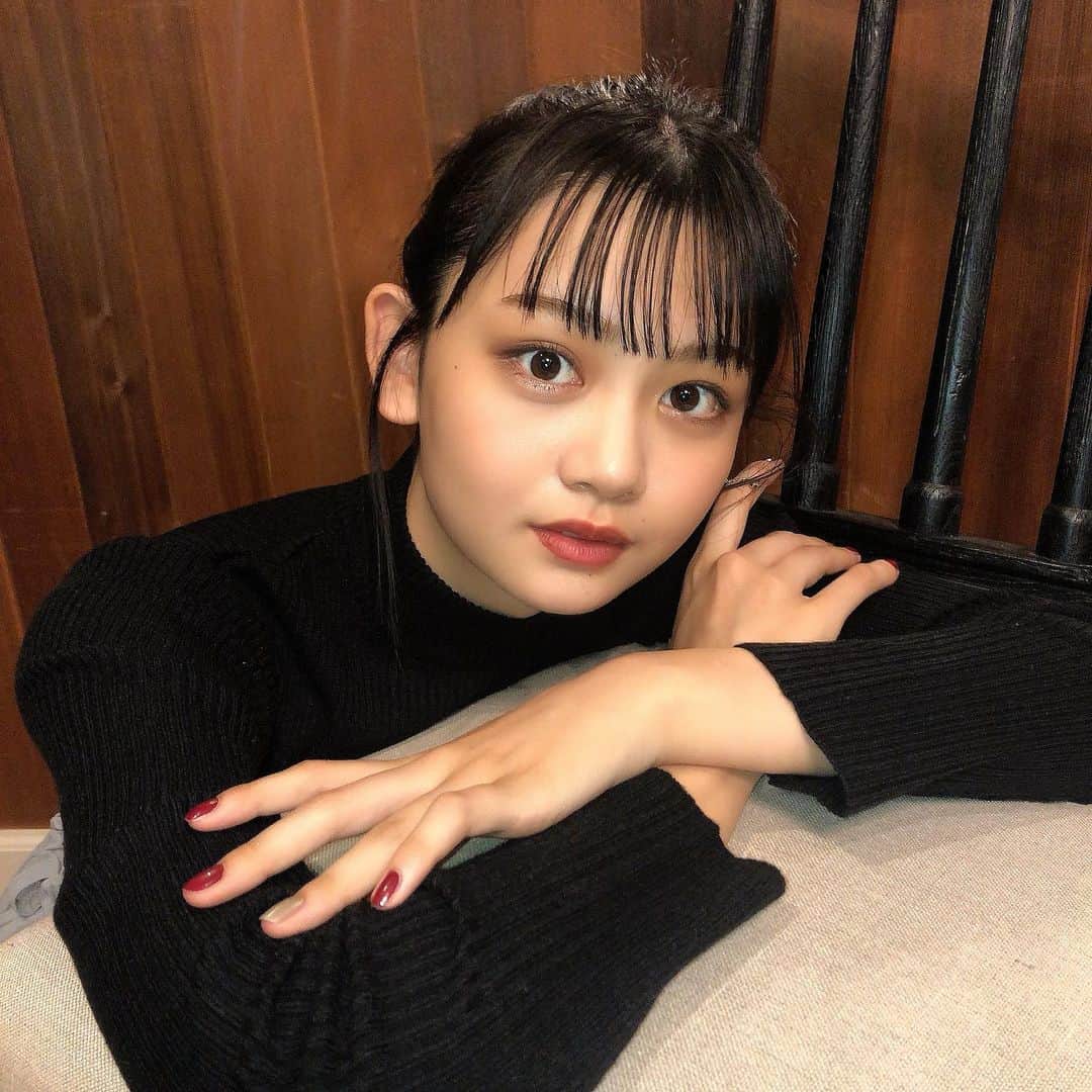 安村真奈のインスタグラム：「ニコラ1月号発売です💛﻿ ﻿ 今月号も盛りだくさんです！﻿ 卒業が現実味を増してきて﻿ 最近は撮影の度に卒業したくないです〜って言ってる気がします💭﻿ 残り少しではありますが、﻿ 素敵なニコラをお届けできるように頑張ります☺︎﻿ 皆さんもたくさん愛してくれたら嬉しいです🤍﻿ ﻿ 今日から12月🎄﻿ 最近寒すぎて弱りかけてますが﻿ どこに行ってもクリスマスソングが流れている、ハッピーでワクワクする12月が大好きです❤️﻿ ﻿ #ニコラ　#nicola﻿ #安村真奈」