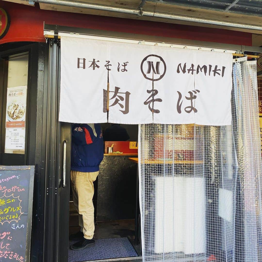 山田しょうこのインスタグラム：「しょうこ第二の故郷、中野 背脂入り肉そば発祥の地って知ってました？！ 中野駅南口 駅前の立ち食い肉そば めちゃめちゃおいしいんでぜひ✌️ おろししょうがたっぷりいれてぽかぽかになりましたありがたや☺️💭 #背脂入り肉そば  #肉そば  #中野ランチ」