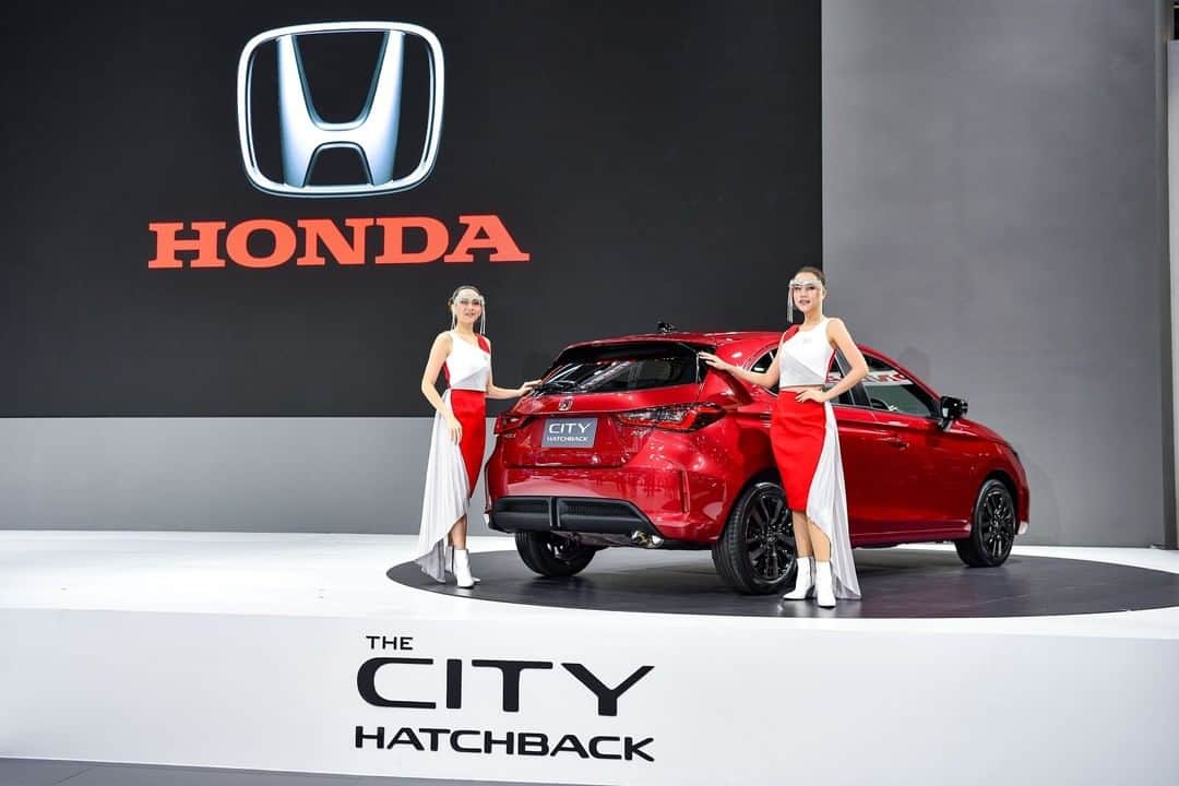 EnjoyHondaThailandさんのインスタグラム写真 - (EnjoyHondaThailandInstagram)「พบกับ The City Hatchback และ New Honda City e:HEV รถยนต์ Honda 2 รุ่นใหม่ ภายใต้ “The City Series” และ Honda Civic Hatchback รุ่น TURBO RS สีใหม่ สีแดงอิกไนต์ เมทัลลิก ที่นำมาจัดแสดงพร้อมรถยนต์รุ่นอื่นๆ รวม 10 รุ่น   พร้อมแคมเปญ Honda Happy New Car และข้อเสนอสุดพิเศษ ในงาน Motor Expo บูทฮอนด้า (A14) อาคารชาเลนเจอร์ฮอลล์ 2 อิมแพ็ค เมืองทองธานี ระหว่างวันที่ 2 – 13 ธ.ค. 63 หรือรับข้อเสนอพิเศษเดียวกันนี้ ได้ที่โชว์รูมฮอนด้าทั่วประเทศ  #HondaThailand #MotorExpoThailand」12月1日 19時00分 - hondathailand