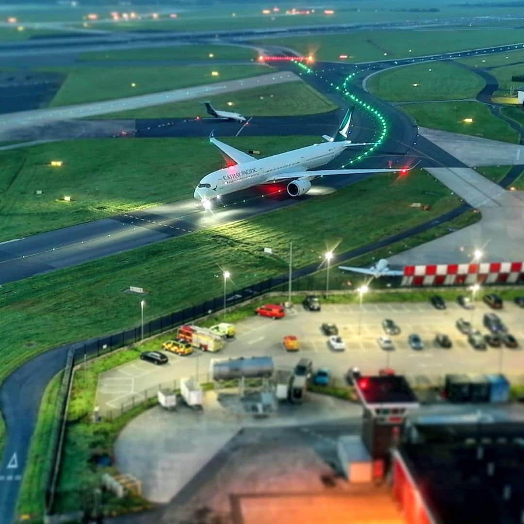 キャセイパシフィック航空さんのインスタグラム写真 - (キャセイパシフィック航空Instagram)「When flying at night, pilots use certain navigation lights to determine the direction of travel of other aircraft. Can you guess which lights we’re referring to? (Hint: they’re shown in the picture.)⠀ ⠀ 飛機在夜間飛行時，機師可以透過燈號知道其他飛機正在朝哪個方向航行。考考大家，你知道是哪組燈嗎？（提示：在這幅圖片內可以找到）⠀ ⠀ 📸: @atcophotos⠀ ⠀ #cathaypacific #MoveBeyond⠀」12月1日 19時00分 - cathaypacific