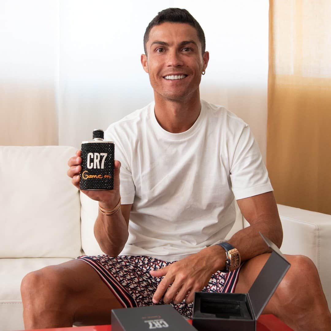 クリスティアーノ・ロナウドさんのインスタグラム写真 - (クリスティアーノ・ロナウドInstagram)「Feeling dazzling ✨  with my CR7 Game On.  #CR7GAMEON  #CRYSTALMOOD」12月1日 19時03分 - cristiano