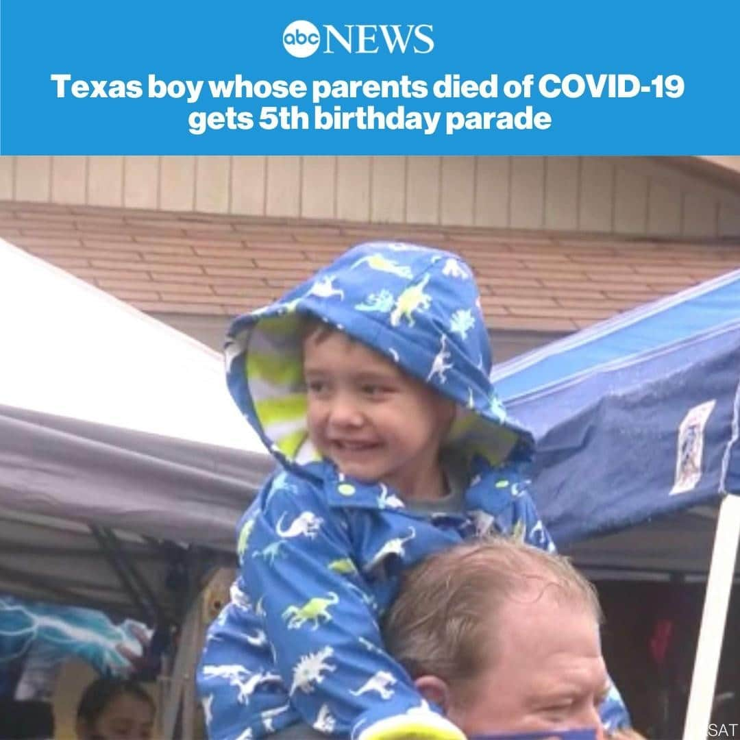 ABC Newsさんのインスタグラム写真 - (ABC NewsInstagram)「Texas boy whose mother and father both died from COVID-19 celebrates his fifth birthday with a drive-by parade that featured fire trucks, dinosaurs and even Santa and Mrs. Claus. SEE MORE AT LINK IN BIO. #coronavirus #birthday #family #parade」12月1日 19時05分 - abcnews