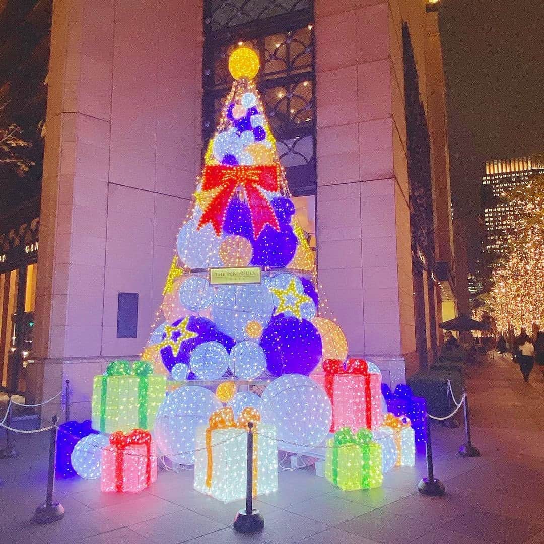 The Peninsula Tokyo/ザ・ペニンシュラ東京さんのインスタグラム写真 - (The Peninsula Tokyo/ザ・ペニンシュラ東京Instagram)「今年も早いもので、師走を迎えました。クリスマスまで残り25日ですね。今年は晴海通りと丸の内仲通りの角にザ・ペニンシュラ東京名物のクリスマスツリーをセット。🎄丸の内方面へはLEDのライトアップが美しく煌めき、夜はフォトスポットとして注目されています！写真クレジット： @uedasachikoinsta    It's the first of December, and that means 25 more days until Christmas! 🎄Enjoy the spirit of the festive season with the beautiful Christmas tree and illumination at Naka-Dori.」12月1日 19時05分 - thepeninsulatokyo