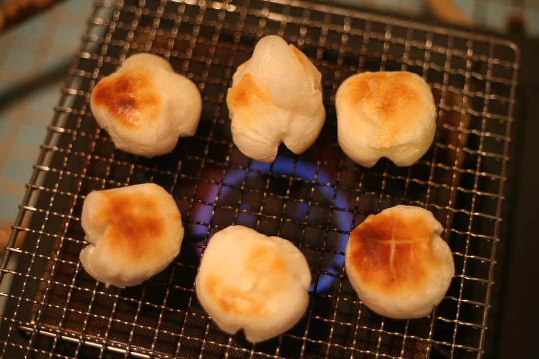 職人.comさんのインスタグラム写真 - (職人.comInstagram)「辻和金網の手付き焼き網はパンや野菜にはもちろんのこと、お餅にも最適です。お正月は焼き網でお餅を焼いてみてはいかがでしょうか？ https://www.shokunin.com/jp/tsujiwa/tetsuki.html @shokunincom  #職人ドットコム #京都市 #キッチン用品 #調理道具 #料理道具 #台所道具 #手仕事 #暮らしの道具 #暮らしを楽しむ #工芸品 #民芸 #民藝 #器のある暮らし #焼き物 #辻和 #辻和金網 #手付き焼き網 #手付焼網 #焼網 #焼き餅 #お雑煮 #雑煮」12月1日 19時06分 - shokunincom