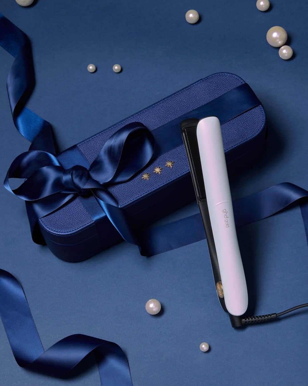 ghd hairさんのインスタグラム写真 - (ghd hairInstagram)「The #ghdwishuponastar collection is the ultimate gift this Christmas 🤍💫 In celestial-inspired white iridescent with matte gold accents ✨🌙  #ghd #ghdwishuponastar #givelikeaqueen #ghdgold #christmasgifts #giftingseason #festive #festivegifts」12月1日 19時15分 - ghdhair