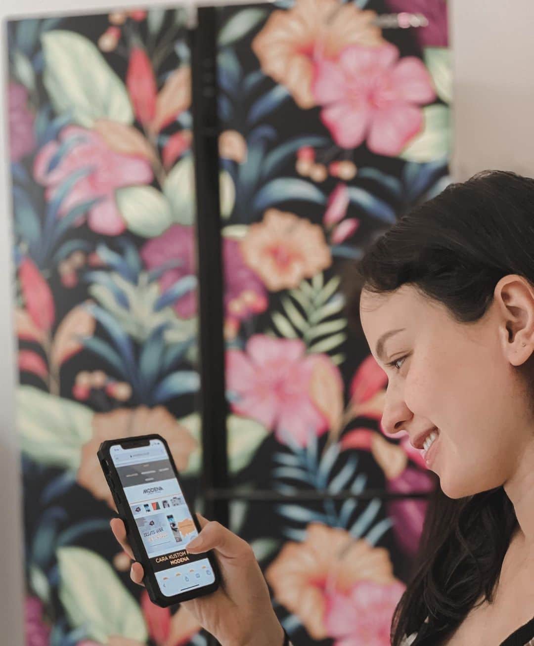 のインスタグラム：「Loving the details on my new Refrigerator from @modenaindonesia! Cantik banget dan pastinya lain dari pada yang lain karena design ini pilihan aku sendiri. Nah, kalian juga bisa pilih produk MODENA yang kalian inginkan and you can customize it with your own design! Seru dan kreatif banget kan! Kalian bisa langsung liat www.modena.com/mebymodena untuk informasi lebih lengkapnya atau bisa juga langsung tanya-tanya ke @modenaindonesia! Good job MODENA! 😍 #MODENAIndonesia #MODENAHomeAppliances #ITSMEStyle #MEbyMODENA 📷 @edward_akbar」