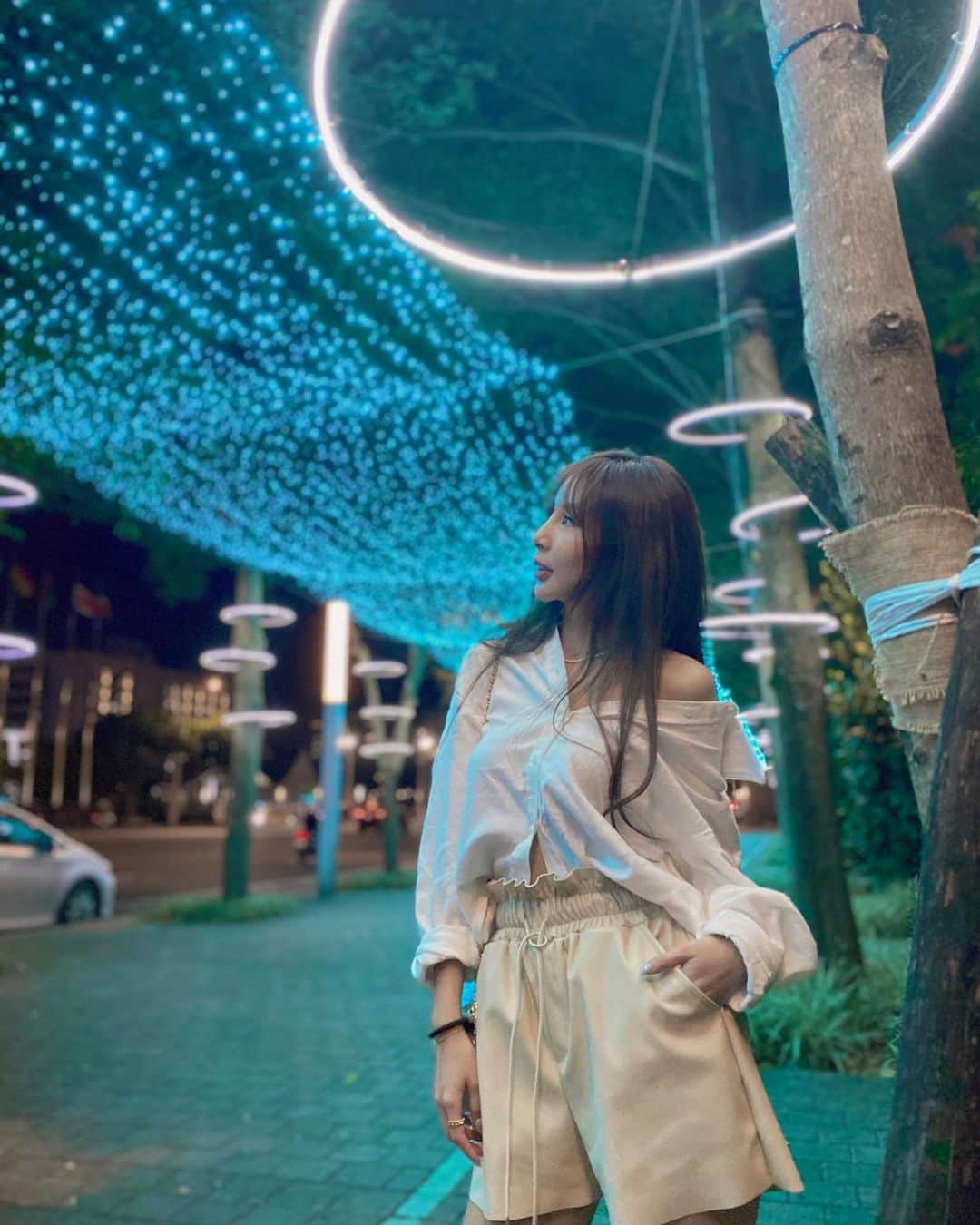リタ（瑞塔兒）さんのインスタグラム写真 - (リタ（瑞塔兒）Instagram)「12月是最美最幸福的季節🎄 天呀～ 台北市政府也太美太好拍了吧🤍 圍繞著台北市政府的四周街道上布置了各式不同主題的燈飾 節慶氣氛超棒～　這裡好有感覺✨ 最喜歡東門廣場前「微笑方舟—微笑生活．和你一起」可愛又有趣的笑臉😊拍手就會有音樂🎵 快來一起感受跨年氣氛吧❤️  🔺交通資訊 市府東門廣場：台北市信義區松智路 ＊公車： 搭乘公車至「市政府（松智）」下車。 ＊捷運： 搭乘板南 (藍)線「市政府站」2號出口，沿統一百貨地下街及市政大樓連通道，可至市政大樓北門，再往後方走，遇松智路右轉，步行約70公尺抵達。 - #臺北最HIGH新年城2021跨年晚會 #玩轉臺北和你一起 #跨年 #taipeitravel」12月1日 19時09分 - love_ritakao