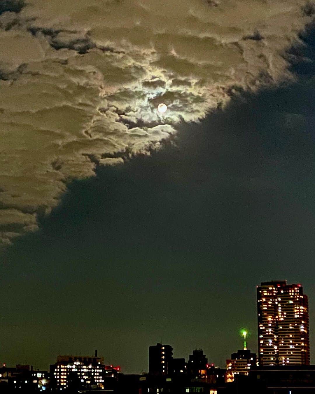 遠藤憲一さんのインスタグラム写真 - (遠藤憲一Instagram)「遠藤です。 満月が大きくて明るい。 雲に隠れてるつもりでも隠れてない🌝」12月1日 19時09分 - enken.enstower