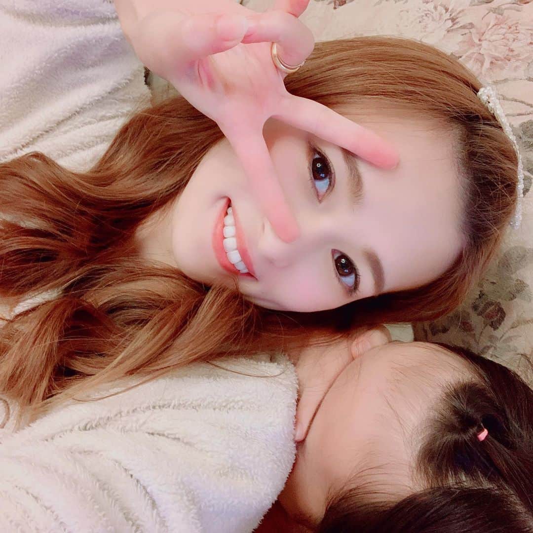 町田亜里香のインスタグラム：「娘♡もううつってくれない🤣🤣 じゅなのおでこ丸みがあって 羨ましいなぁぁぁ🥺 . . #娘 #でこだし #おでこ #親子  #お揃い #前髪なし #前髪 #16歳差親子  #16歳差 #ママと娘」