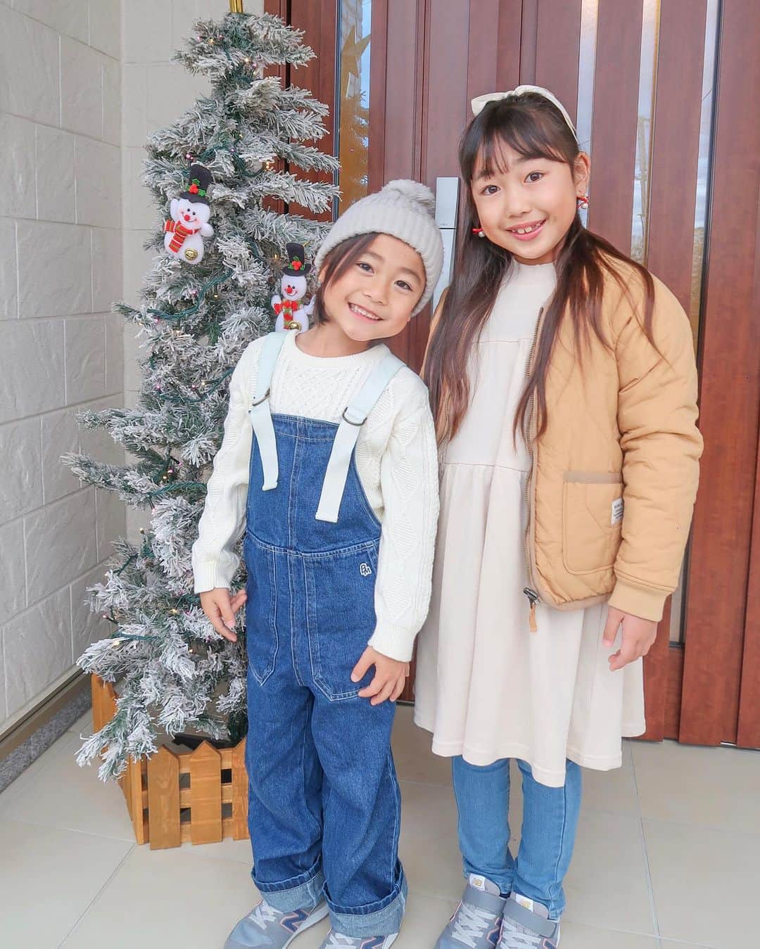 かなのインスタグラム：「． クリスマスシーズン🎄大好き😆💝 ツリーがあるだけで気分上がるよね🥰🎄✨ みんな今年の🎁は決まったかなぁ？🥺 ． 2人のコーデもちょっとクリスマスを意識してみたよ🥰🤏🏻 りきとのサロペットに一目惚れして💕 デザインもシルエットも可愛い😍 あんなのアウターはリバーシブルで着回しできるよ✨ どちらも @beams_mini 🧡 クリスマスキャンペーンが始まるから👆🏻アカウントチェックしてみてね✅ ． ． #クリスマスシーズン#クリスマスコーデ#キッズコーデ#姉弟#ビームス#ビームスミニ#beams#beamsmini#kidsfashion#PR」