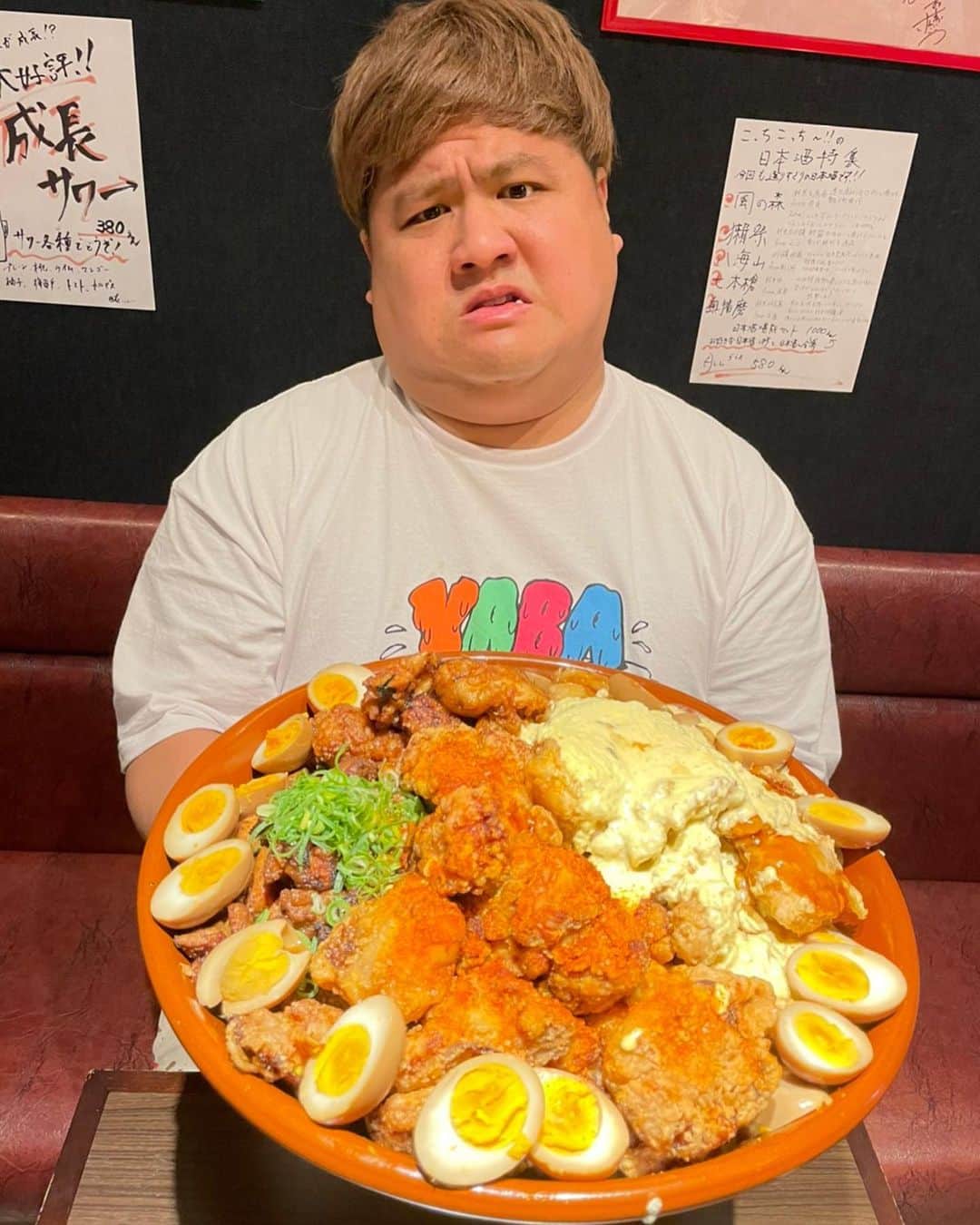 池田真一のインスタグラム：「こっちこっち〜大盛りメニューの試作品です！ から揚げ20個 油淋鶏20個 チキン南蛮200ｇ5枚 かしわ炭火焼1kg 味玉10個 白飯一升 合計約7.5kg(これって大盛りすぎる？) 名付けて『チキンアベンジャーズ丼』 結構食べる芸人6人でも半分しか無理でした！ 大食いyoutuberの皆さん連絡お待ちしております！」