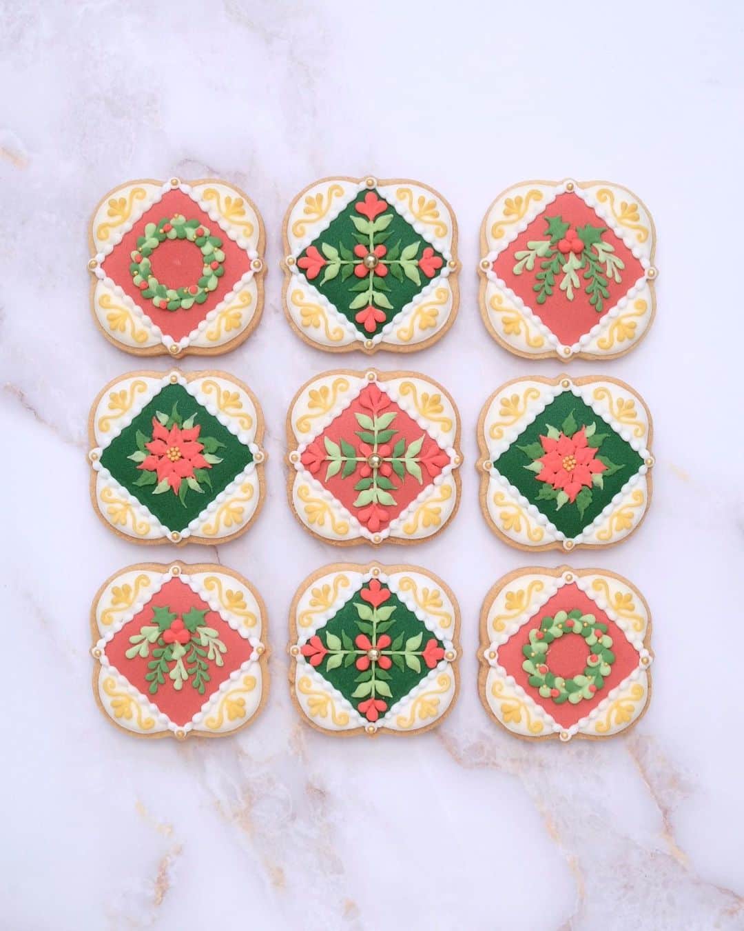 KUNIKAのインスタグラム：「A collection of tiny Christmas tile cookies. 🎄  小さなタイルクッキーにクリスマスモチーフをデコレーションしました🎅  ちょうど1年前はH.I.S.さんと一緒にロンドンクリスマスツアーをしてたのか...!!と懐かしみながら、ストーリー更新中です。 今となっては、全部が尊く感じる🥺🤍  #artofkunika」