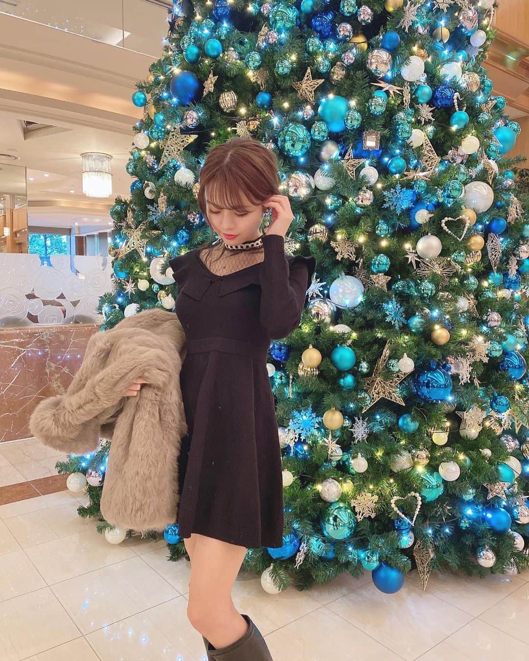 Isakoさんのインスタグラム写真 - (IsakoInstagram)「クリスマスアフタヌーンティー🧸🎄💕 　 @royalparkhotel.tokyo さんのとーっても可愛いクリスマスアフタヌーンティーが、12/1 今日からスタートしました💖 　 トップのくまちゃんのチョコレートが可愛すぎて きゅんきゅんです🧸💕 ちょっと可哀想ですが割って食べましたよ😭😭笑 　 ロイヤルパークホテルのロビーに毎年出ている とても大きなクリスマスツリーもとっても素敵でした💕 　 みんなも是非行ってみて下さいね🎁💫 　 　 そんな今日は撮影終わりに急いで向かったので まとめ髪スタイルです💇‍♀️ ワンピースも少し大人なブラックにしました👗 　 dress @bouquetdemariee.shop ❤︎ 　 　 　 　 #クリスマススイーツ#アフタヌーンティー#アフタヌーンティーセット#ロイヤルパークホテル#東京ホテル#royalparkhotel#royalpark#afternoonteatime#afternoonteaparty#afternoonteaset」12月1日 19時18分 - ichaaako