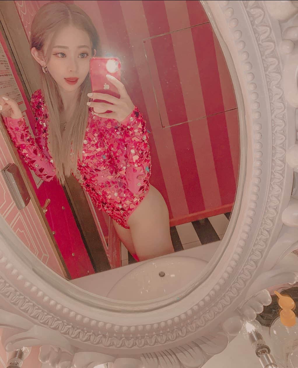 のインスタグラム：「本日お休み頂いてます🥺💞 この写真好き🥰アギレラでデビューしたくて この可愛い鏡で写真撮るの夢だったから 全部叶った時！（笑）🤪 . #burlesque#burlesqueosaka#osaka #大阪#大阪観光#北新地#ばれすく #バーレスク#バーレスク大阪#アギレラ」