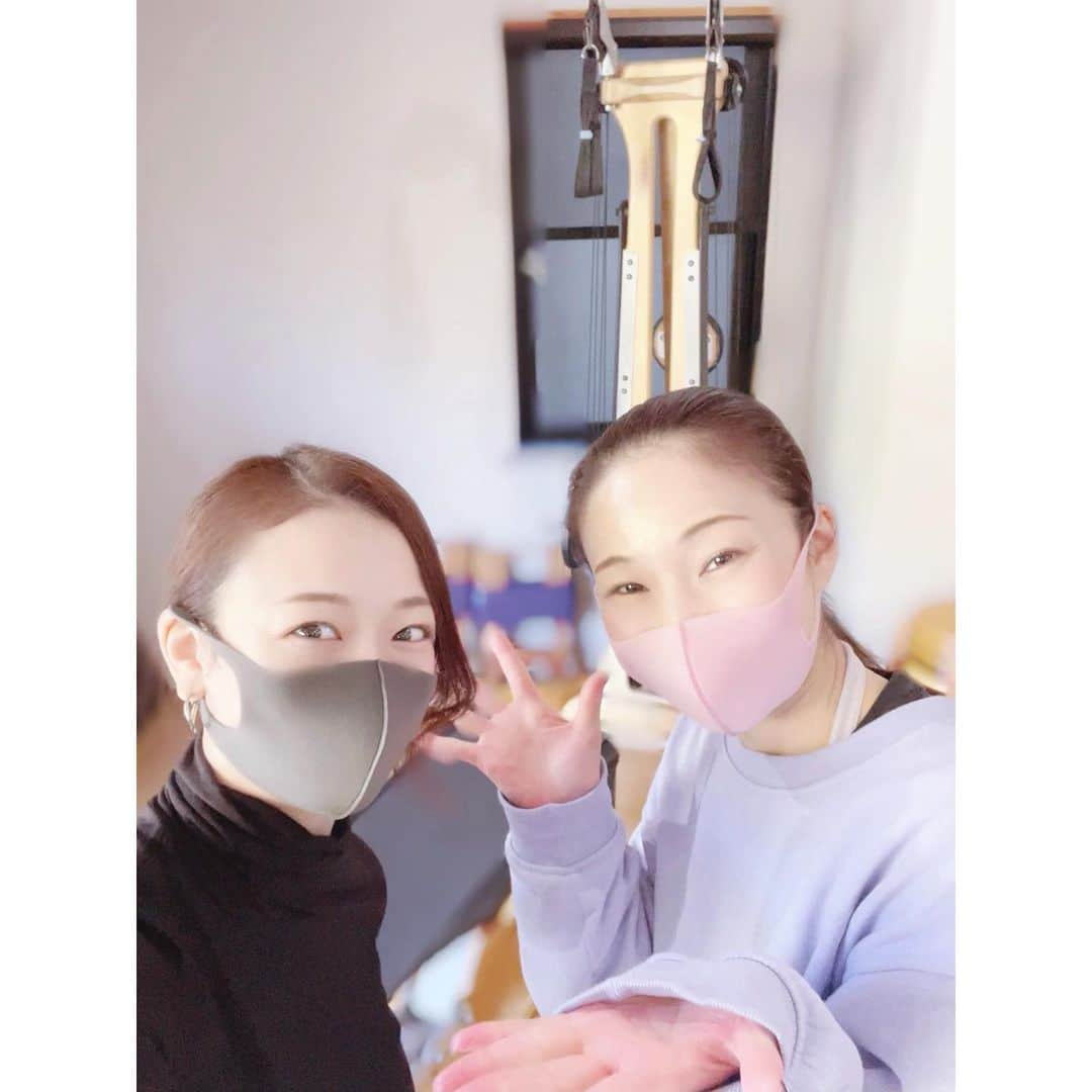 妃白ゆあさんのインスタグラム写真 - (妃白ゆあInstagram)「私にジャイロトニックを出会わせて導いて下さった師匠であり、宝塚OGの上級生でもあるnatsukiさん @natsuki_odashima ❤️✨✨﻿ ﻿ natsukiさんはジャイロトニックは勿論、ジャイロキネシスや、ピラティス、ピラティスマシンなど、沢山の事を学んでらして、本当に勉強させて頂いてます😭❗️﻿ ﻿ そんな私にとってはメチャメチャ師匠のnatsukiさんが、「ゆあちゃんが資格取ったら、一番にsession受けたい〜」と資格も取り終わる随分前から、私のsessionの予約をして下さった本当に優しい師匠😭❗️❗️﻿ ﻿ ﻿ そんな訳で今日は朝一番に、恐れ多くもnatsukiさんのsessionをさせて頂きました😊💓﻿ 本当に有難うございました🙇‍♀️✨﻿ ﻿ natsukiさんはトレーナーとしての活動はもちろん、JAZZ danceのclassや、12月には池袋あうるすぽっとにて『Dream Weaver黒蜥蜴』に出演されます。是非チェックしてみて下さいね😊✨﻿ ﻿ ﻿ #小田島夏希 さん﻿  #ジャイロトニック　#ジャイロキネシス﻿ #ピラティス　#ピラティスマシン﻿ #トレーナー」12月1日 19時19分 - yua_hishiro