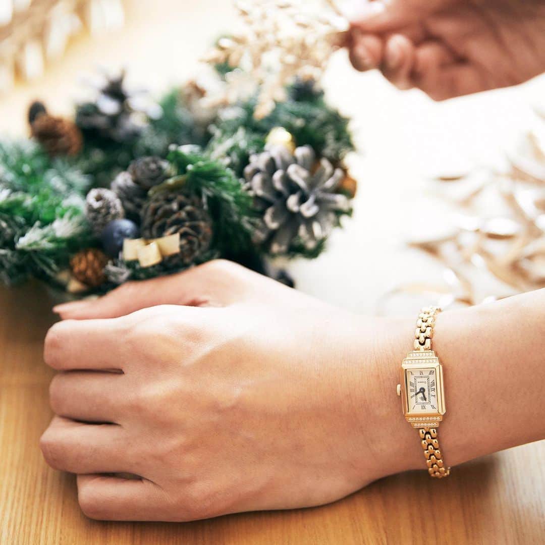 のインスタグラム：「Getting ready for Christmas🎄✨ . #rosemont #ロゼモン #70年のご愛顧に感謝 #時計 #腕時計好きな人と繋がりたい #ロゼモンと私 #腕時計くら部 #アクセサリー #クラシック #上品コーデ #冬コーデ #アラサー #小物 #暮らし #丁寧に暮らす #シンプルな暮らし #アンティーク #ギフト #プレゼント #クリスマス #xmas #christmas #antique #watch #classic #ootd #homedesign #fashiongram #accessories」