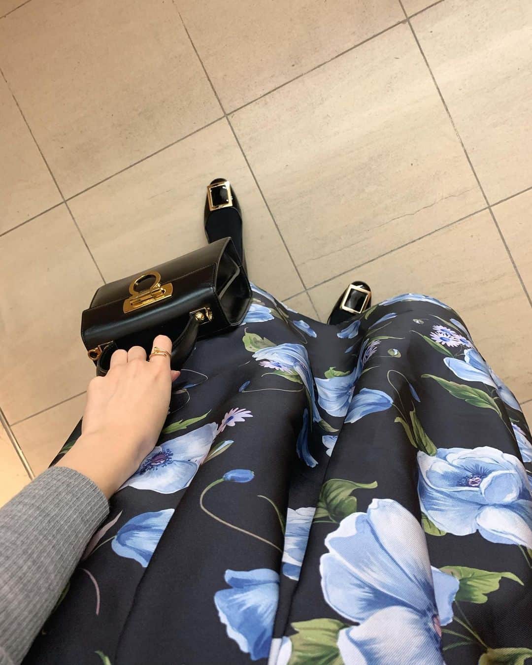 ハンナミのインスタグラム：「今日は色ちがいのネイビーを ❄️🤍」