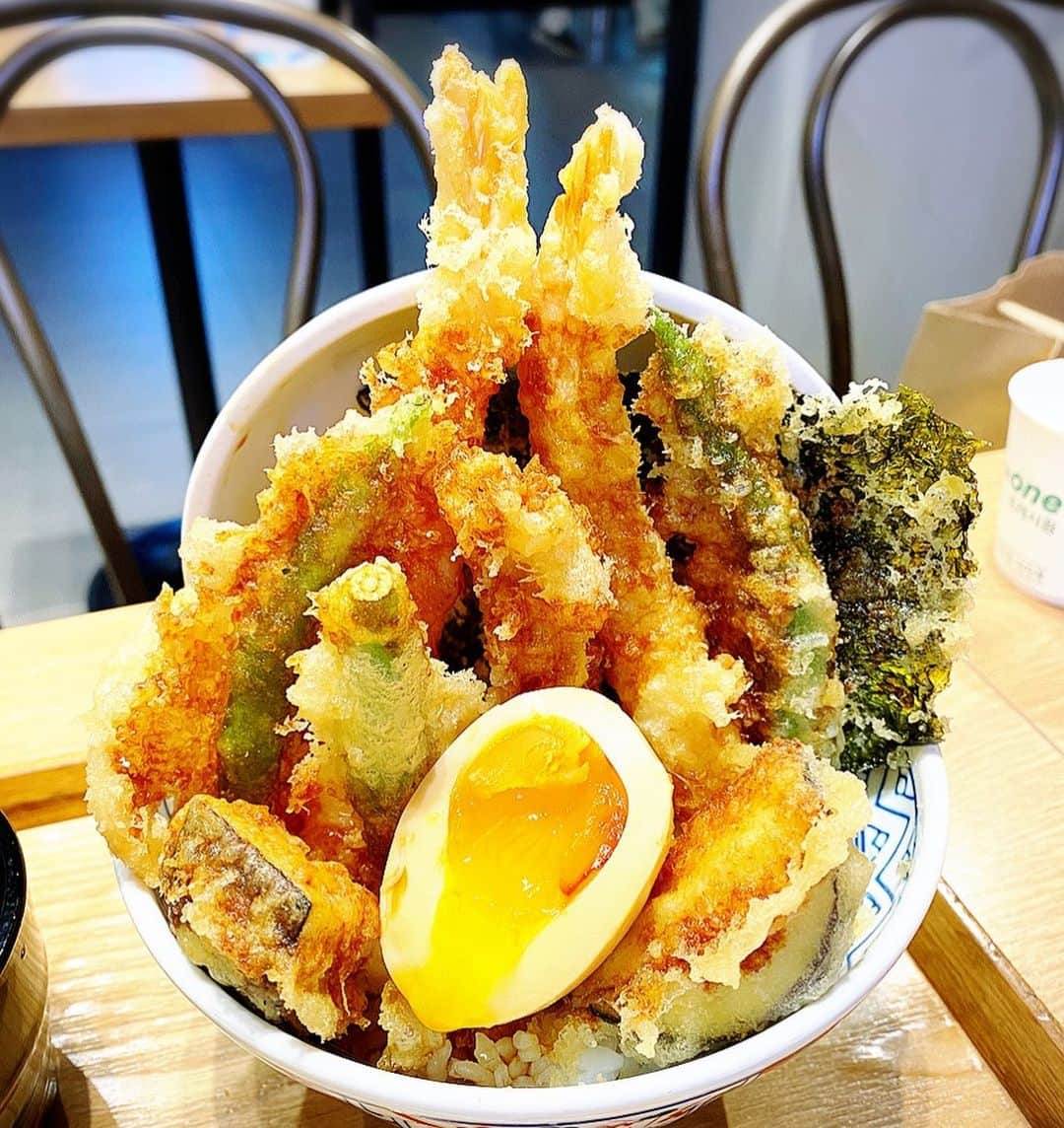 とぎもちさんのインスタグラム写真 - (とぎもちInstagram)「.﻿ 【東大門 동대문】﻿ ﻿ 韓国の日本食チェーン店﻿ タクミジュバン(타쿠미주방)！﻿ ﻿ 今回食べたのは﻿ ﻿ ・炭火酢豚﻿ ・天丼﻿ ﻿ どちらもボリューム！！﻿ ﻿ 揚げたてサクサクの天丼﻿ すごく美味しかった 😍😍﻿ ﻿ ここもう行きつけです 💕﻿ .﻿ #タクミジュバン #韓国 #東大門 #東大門歴史文化公園駅 #韓国グルメ #天丼 #炭火豚肉丼 #타쿠미주방 #타쿠미주방가든파이브 #맛집 #동다문맛집 #가든파이브맛집  #먹스타그램 #토기모치 #とぎもちkorea #とぎもちタクミジュバン #とぎもち天丼」12月1日 19時34分 - togistagram