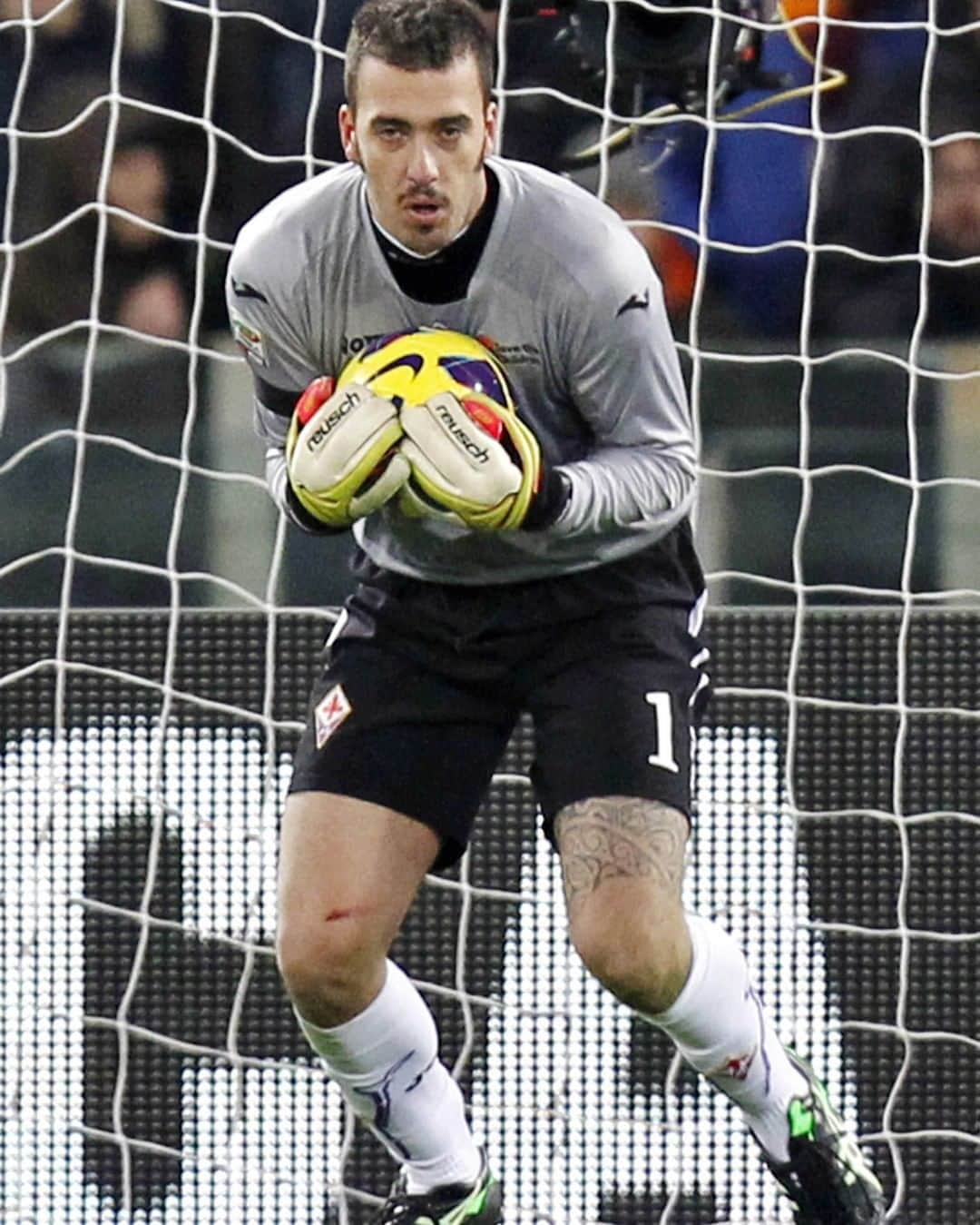 ACFフィオレンティーナさんのインスタグラム写真 - (ACFフィオレンティーナInstagram)「Buon compleanno, @officialviviano 🎂 Happy Birthday, Emiliano Viviano ⚜️  #ForzaViola 💜 #Fiorentina #ACFFiorentina #HBD #Viviano #EmilianoViviano」12月1日 19時32分 - acffiorentina