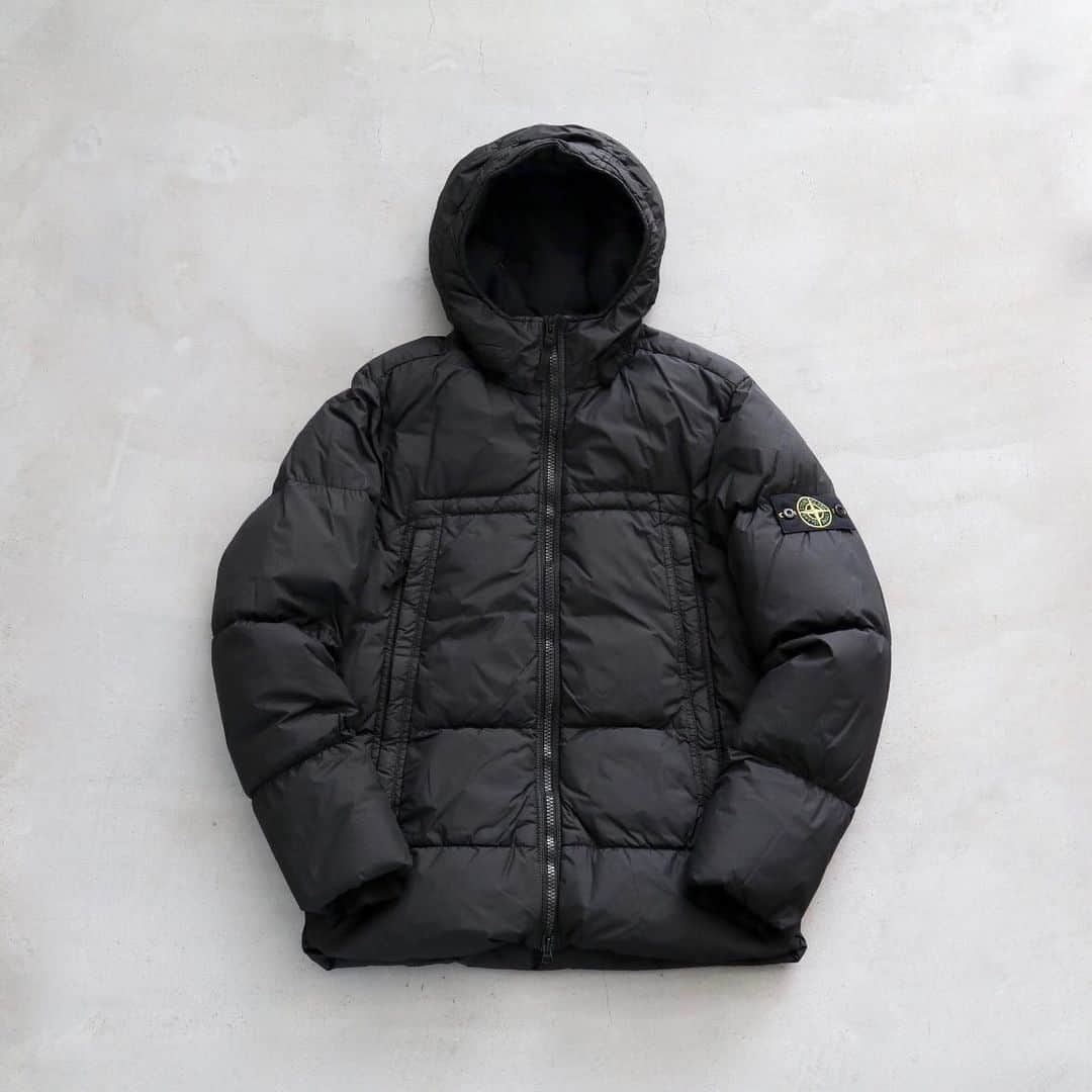 のインスタグラム：「［#10倍ポイント開催中！］ STONE ISLAND / ストーンアイランド  "GARMENT DYED CRINKLE REPS NY DOWN" ￥132,000- _ 〈online store / @digital_mountain〉 https://www.digital-mountain.net/shopbrand/000000012442/ _ 【オンラインストア#DigitalMountain へのご注文】 *24時間受付 *15時までのご注文で即日発送 *1万円以上ご購入で、送料無料 tel：084-973-8204 _ We can send your order overseas. Accepted payment method is by PayPal or credit card only. (AMEX is not accepted)  Ordering procedure details can be found here. >>http://www.digital-mountain.net/html/page56.html  _ #STONEISLAND  #ストーンアイランド _ 本店：#WonderMountain  blog>> http://wm.digital-mountain.info _ 〒720-0044  広島県福山市笠岡町4-18  JR 「#福山駅」より徒歩10分 #ワンダーマウンテン #japan #hiroshima #福山 #福山市 #尾道 #倉敷 #鞆の浦 近く _ 系列店：@hacbywondermountain _」