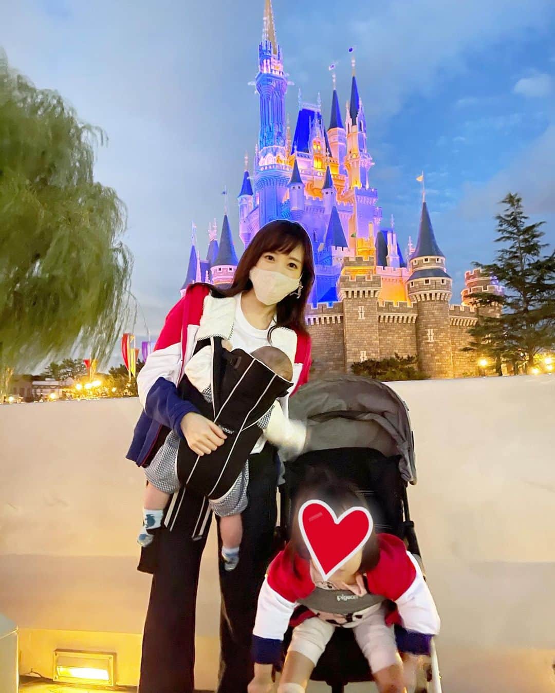 小林真由のインスタグラム：「久しぶりのディズニー🎪﻿ 2人連れてのディズニーはやっぱりバタバタで﻿良い運動になりました😂﻿ 娘が喜んでくれて嬉しかったなぁ。﻿ ﻿ 暗くなるのが早くなると遊べる時間が短くて残念🙈﻿ ﻿ ﻿ #1枚目合成みたい🤭﻿ #年パス買ったら寒くなり家を出なくなり ﻿ #シーもランドもあんまり行かなかったな﻿  #ファッション #コーデ #ママコーデ #女の子ママ #男の子ママ #ママライフ #コーディネート #2歳 #生後4ヶ月 #ベビー #二人育児 #カフェ #ディズニー #ディズニーランド #子連れディズニー #東京ディズニーランド」