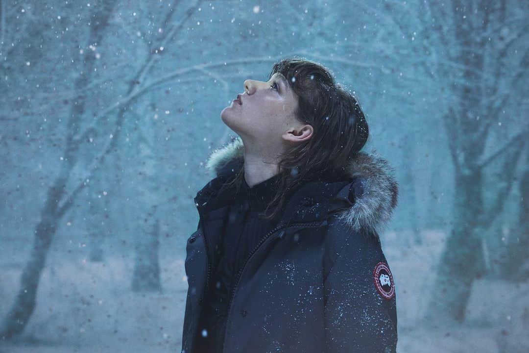 Fashion Headlineのインスタグラム：「この冬、カナダグース（CANADA GOOSE）が伝えたいメッセージとは?  現在、新宿伊勢丹店 メンズ館1階＝プロモーションスペースにて、ショートフィルム「FOR A LIFETIME」と連動したショールーム型ストアが開催中。明日、12月2日10:00より伊勢丹限定ジャケットも発売されます。  本ムービーでは、トレンドも時代も超えて、末長く着ることができるダウンへの思想、そして本質的な価値を提案。  もっとも過酷な環境の中を働く者たちを、最高の品質のプロダクトで守る。生涯保障のついたタフなカナダグースの製品たちは、いまそれを着るものだけではなく世代を超えて着続けられることができる。それこそが本当の「FOR A LIFETIME」と捉え、一人の冒険家の人生の断片を覗き見ることによってカナダグースが伝えたい“No BOUNDARIES（境界もなく）、No LIMIT（限界のなく）、No END（ものを無駄にしない）”という世界観が表現されています。  一つのアウターを選ぶとき、その背景にある理念やストーリーも合わせて知ることで よりその一着を愛おしく大切に思うことができるはず。  ぜひ、店頭で商品と合わせてチェックしてみてくださいね。  check☞ @fashionheadlinejpn website fashion tab この冬、カナダグースが伝えたいメッセージとは? ひとりの冒険家の人生を覗くショートフィルム「FOR A LIFETIME」 https://www.fashion-headline.com/article/59580  credit： Cast: Alek, Nina S., Paulo Creative Director: Kunichi Nomura(Tripster) Director: Osrin(Perimetron) Director of Photography: Tomoyuki Kawakami 1st AC: Issei Muraoka(NEWTOWN) Lighting Director: Koshiro Ueno Light Assistant: Shohei Nakagawa Production Design: Chihiro Matsumoto(R.mond) Steadicam Operator: Takuma Iwata Stylist: Masataka Hattori Hair: HORI(bNm) Make: Michiko Funabiki Special Effect Make-up: Takaharu Arai Translator: Jimmy Kitaji Transportation Department: Hideo Kikuta(JCM) Colorlist: Masahiro Ishiyama(DIGITAL GARDEN) Online Editor: Takahiro Ota(Khaki), UMA Otsuka(Khaki) Music: Yuma Koda Planner: Masato Shinmura Producer: Taro Mikami, Keisuke Homan Assistant Producer: Gen Ouchi Production Assistant: Yohei Fujii, Hitomi Iwanaga Production: CEKAI / OVERA」