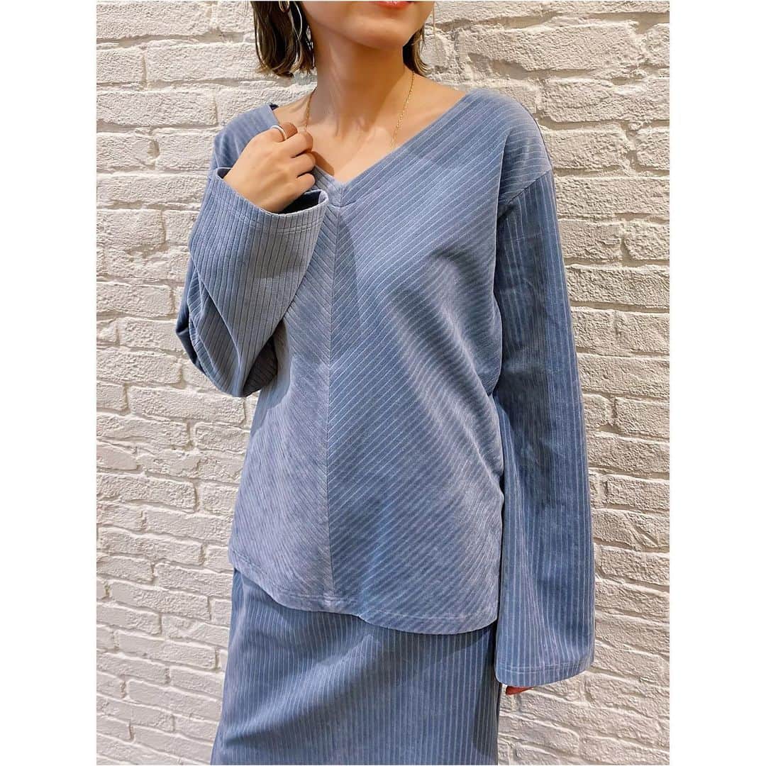 のインスタグラム：「﻿ Corduroy Pullover﻿ ————————﻿ ﻿ コーデュロイジャージー素材を使用した秋冬らしい温かみを感じられるトップス。女性らしい緩やかなＶネックと、袖口に向かって広がるフレアスリーブがお洒落見えを叶えてくれます。同素材でパンツとスカートもご用意しているので、セットアップの着こなしもおすすめなアイテム✨﻿ ﻿ #コーデュロイフレアスリーブプルオーバー﻿ No.C80-19103 / ¥9,900(taxin)﻿ Col: ライトべージュ/ライトブルー/ネイビー/レモンイエロー﻿ ﻿ ﻿ >>詳しくは画像をタップ❗️﻿ 商品タグより、詳細がご覧いただけます﻿ ﻿ ※こちらの商品はオンラインストア＆一部店舗にてお取り扱いがございます。﻿ ﻿ —————————————﻿ ﻿ \\ JET POINT10倍キャンペーン //﻿ オンラインストア限定！﻿ @world_onlinestore にて対象アイテムをご購入でポイント10倍に！﻿ 是非お見逃しなく⭐️﻿ ﻿ —————————————﻿ ﻿ #jet #jetlosangeles #jet_losangeles #nowonsale #newarrival #recommend #﻿  #ジェット #新作 #紹介 #スタッフ #スタッフ #着用 #スタイリング #コーディネイト #ワンマイルウェア #新ライン #カジュアル #楽ちん #コーデュロイ #トップス #プルオーバー #フレア #スリット #トレンド #カラー #ベージュ #イエロー #ブルー #ネイビー」