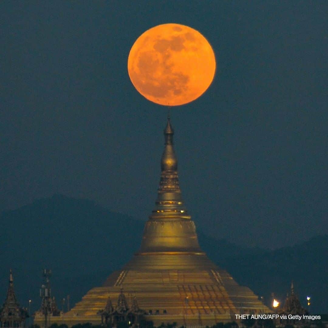 ABC Newsさんのインスタグラム写真 - (ABC NewsInstagram)「The moon rises over a pagoda in Naypyidaw, Myanmar on November 30, 2020. #myanmar #moon」12月1日 19時30分 - abcnews